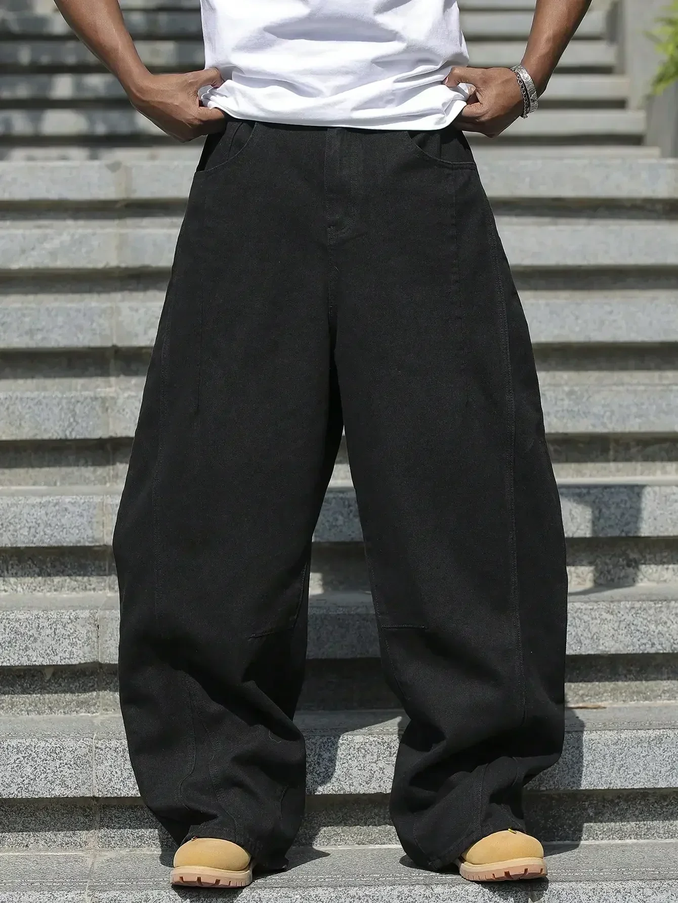 Manfinity EMRG Jeans neri larghi e sfilacciati da uomo, pantaloni ampi e alla moda di stile urban
Manfinity EMRG Jeans neri larghi e sfilacciati da uomo, pantaloni ampi e alla moda di stile urban