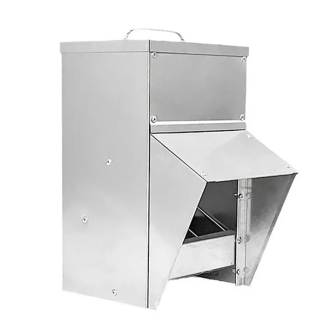 Подвесная кормушка для улицы, водонепроницаемая металлическая кормушка для курицы с крышкой, диспенсер для подачи, подходит для куриль и уток
Подвесная кормушка для улицы, водонепроницаемая металлическая кормушка для курицы с крышкой, диспенсер для подачи, подходит для куриль и уток