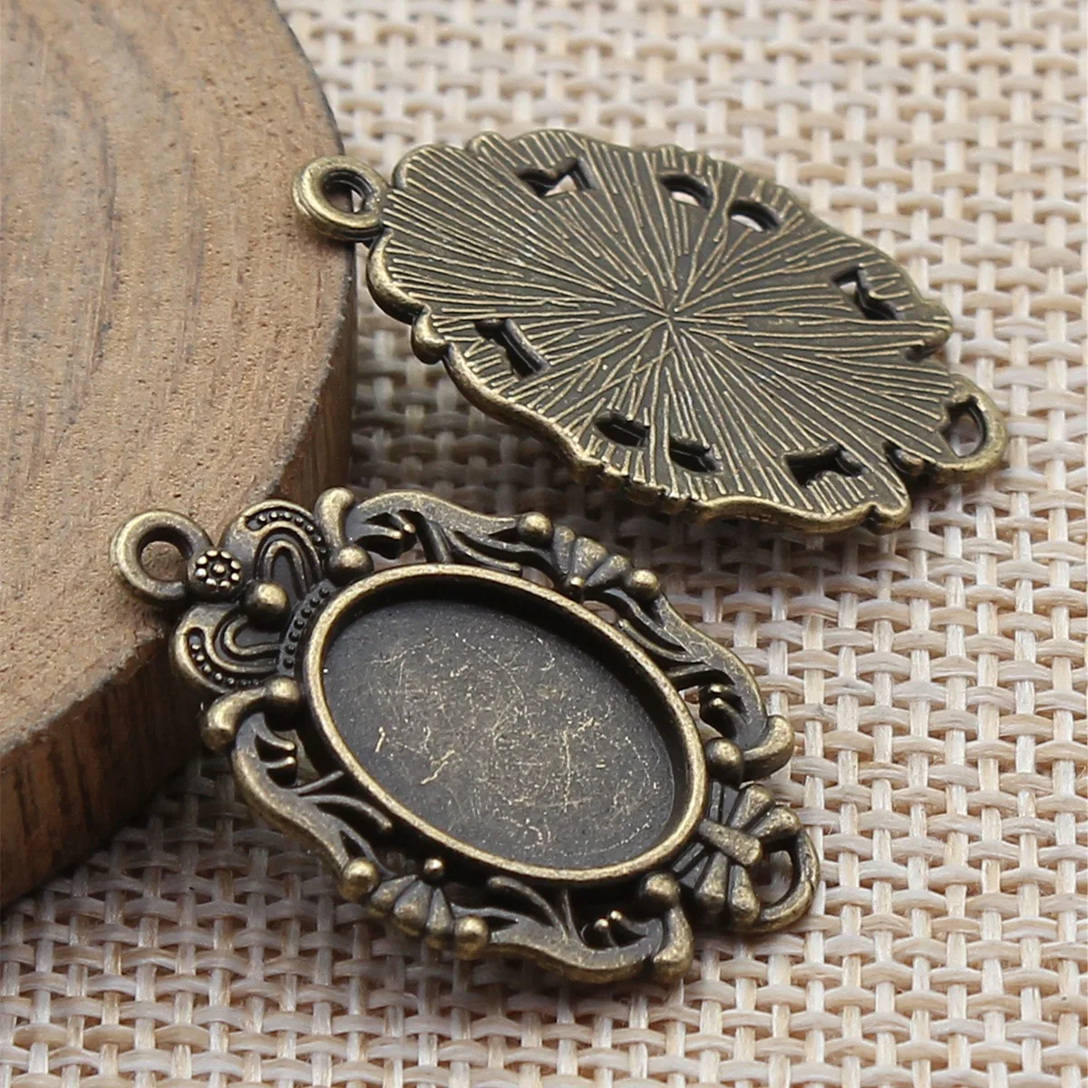 20pcs Inner Size 10x14mm(0.39x0.55inch) 2 Colors Oval Vintage Style Cameo Cabochon Pendant Base Setting Jewelry Materials
20pcs Inner Size 10x14mm(0.39x0.55inch) 2 Colors Oval Vintage Style Cameo Cabochon Pendant Base Setting Jewelry Materials