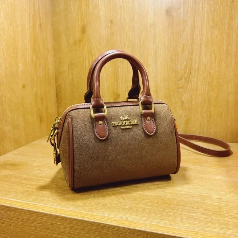 Trendy Women's Handbag Fashionable Print Design Lightweight Material for Daily Use Shopping Travel Easy To Clean and Maintain
Trendy Women's Handbag Fashionable Print Design Lightweight Material for Daily Use Shopping Travel Easy To Clean and Maintain