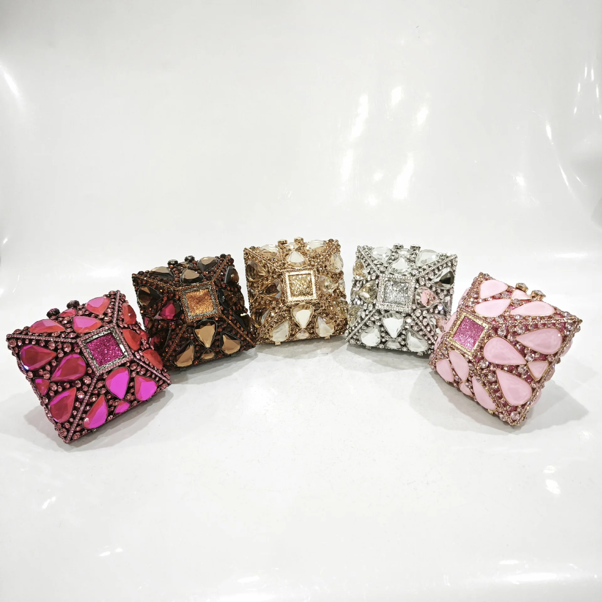 XIYUAN Роскошная блестящая металлическая коробка женская сумка с кристаллами клатч кошелек для свадебной вечеринки блестящие маленькие сумки со стразами вечерняя сумка
XIYUAN Роскошная блестящая металлическая коробка женская сумка с кристаллами клатч кошелек для свадебной вечеринки блестящие маленькие сумки со стразами вечерняя сумка