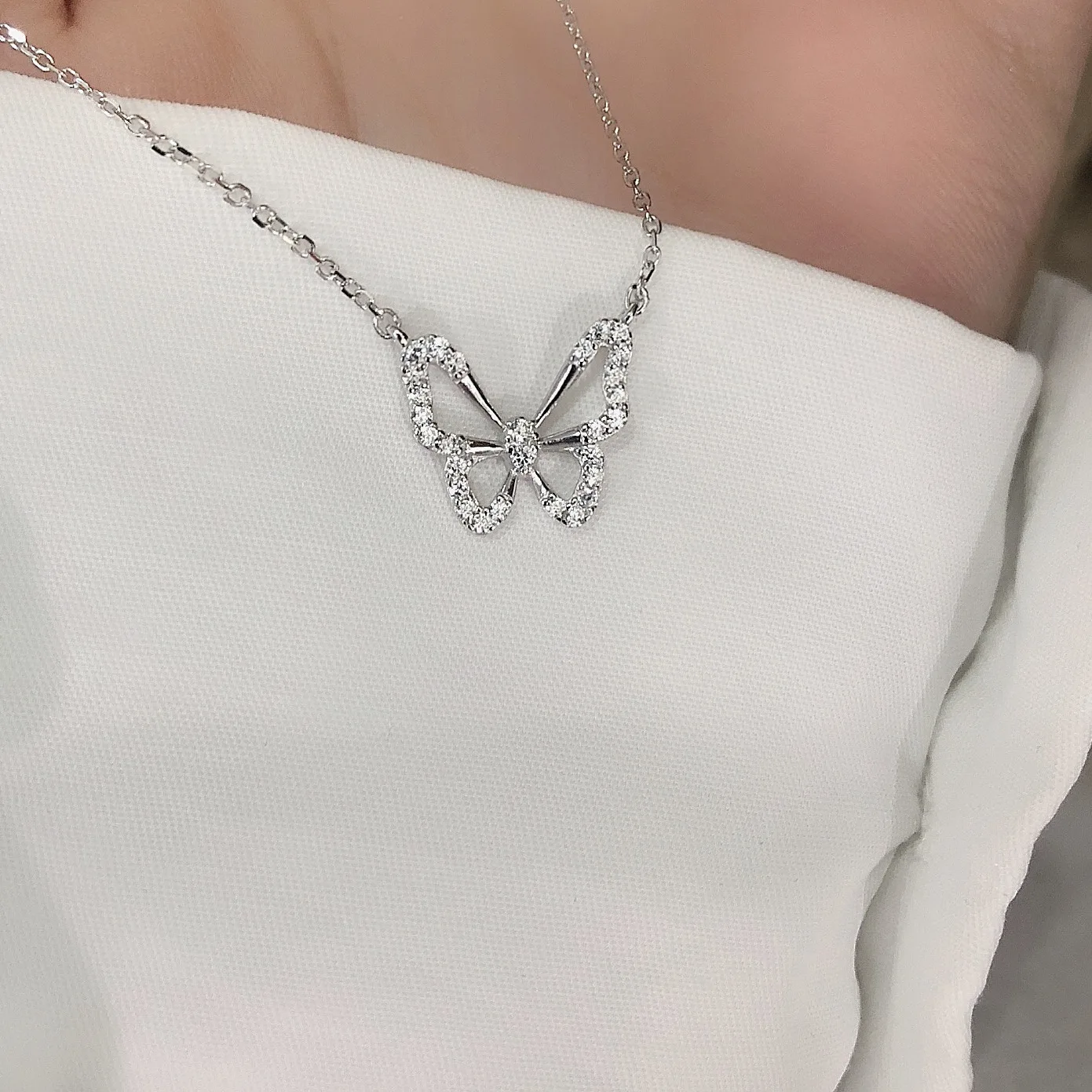 Hollow Butterfly Necklace With Zircon Shining Animal Choker Party Gift For Ladies Fashion Jewelry
Hollow Butterfly Necklace With Zircon Shining Animal Choker Party Gift For Ladies Fashion Jewelry