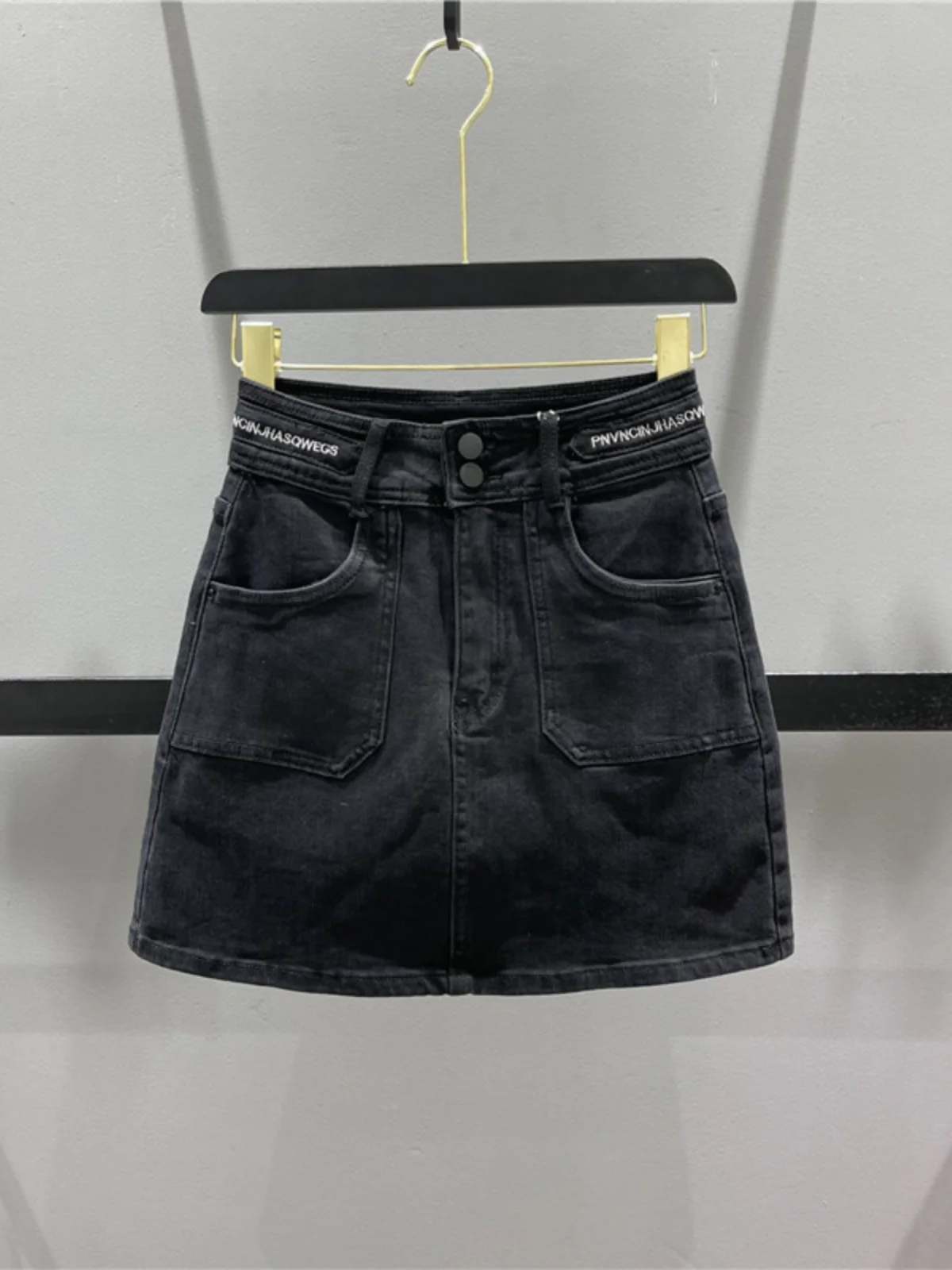 High Waist Black Skirt Women's A-Line Bodycon Half-length Skirts Autumn 2025 Two Buttons Embroidery Slimming Skirts
High Waist Black Skirt Women's A-Line Bodycon Half-length Skirts Autumn 2025 Two Buttons Embroidery Slimming Skirts