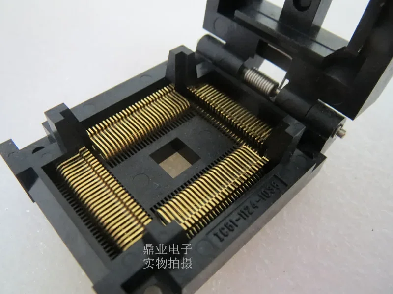 QFP112 TQFP112 IC51-1124-1038 0,65 мм горящая розетка позолота IC испытательное сиденье Испытательный стенд для гнезда
QFP112 TQFP112 IC51-1124-1038 0,65 мм горящая розетка позолота IC испытательное сиденье Испытательный стенд для гнезда