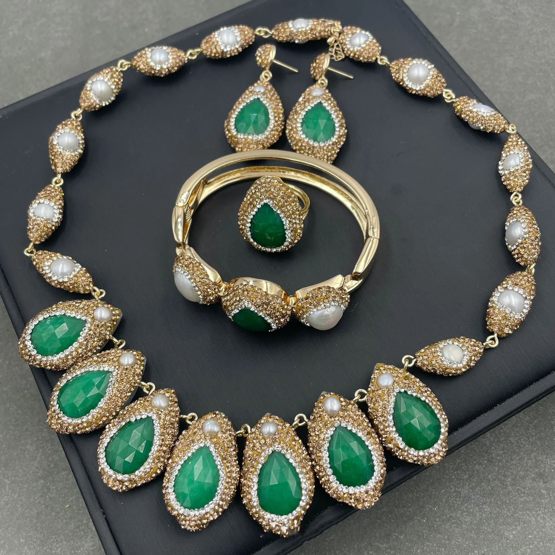 Fashion Baroque Pearl Heavyweight Earrings and Necklace Set Europe and America Elegant Luxury Ring Bracelet Jewelry
Fashion Baroque Pearl Heavyweight Earrings and Necklace Set Europe and America Elegant Luxury Ring Bracelet Jewelry