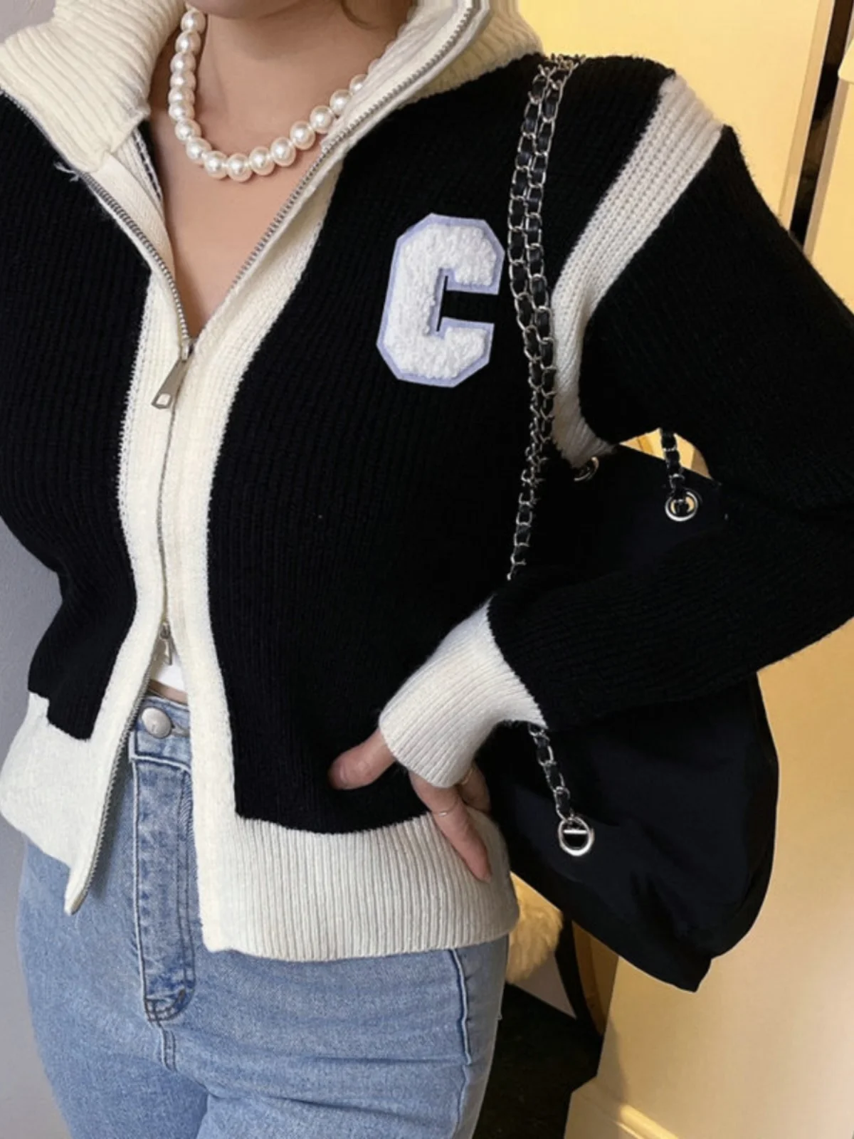 Solowen Plu Letter Zipper Collar Knitted Cardigan Sweater Outerwear Bla White Color Blo Long Sve Regular Fit Women's...
Solowen Plu Letter Zipper Collar Knitted Cardigan Sweater Outerwear Bla White Color Blo Long Sve Regular Fit Women's...