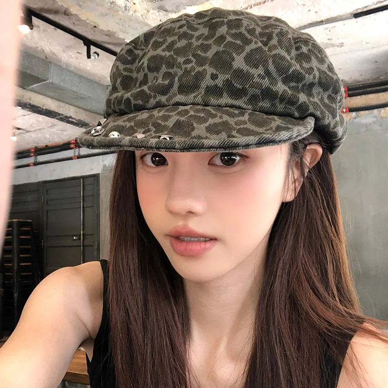 2025 New Spring Retro Leopard Print Rivet Decorative Beret Women's Fashion Personality Sunshade Flat Brim Newsboy Cap
2025 New Spring Retro Leopard Print Rivet Decorative Beret Women's Fashion Personality Sunshade Flat Brim Newsboy Cap