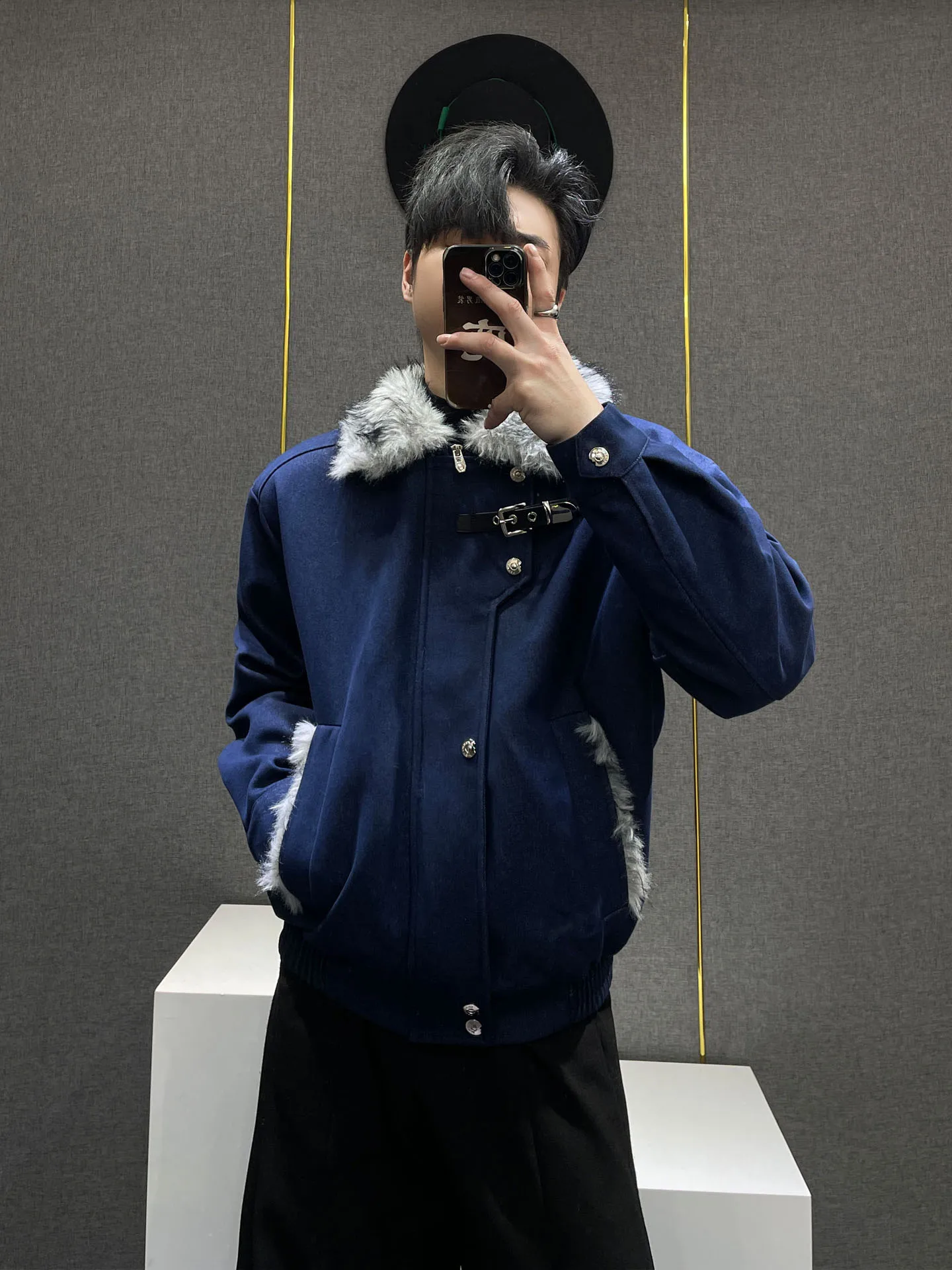 Men's Thickened Fleece Lined Cotton Jacket Warm Retro Style with Fur Collar Workwear Coat Winter Warm Cotton Vest Short Style
Men's Thickened Fleece Lined Cotton Jacket Warm Retro Style with Fur Collar Workwear Coat Winter Warm Cotton Vest Short Style