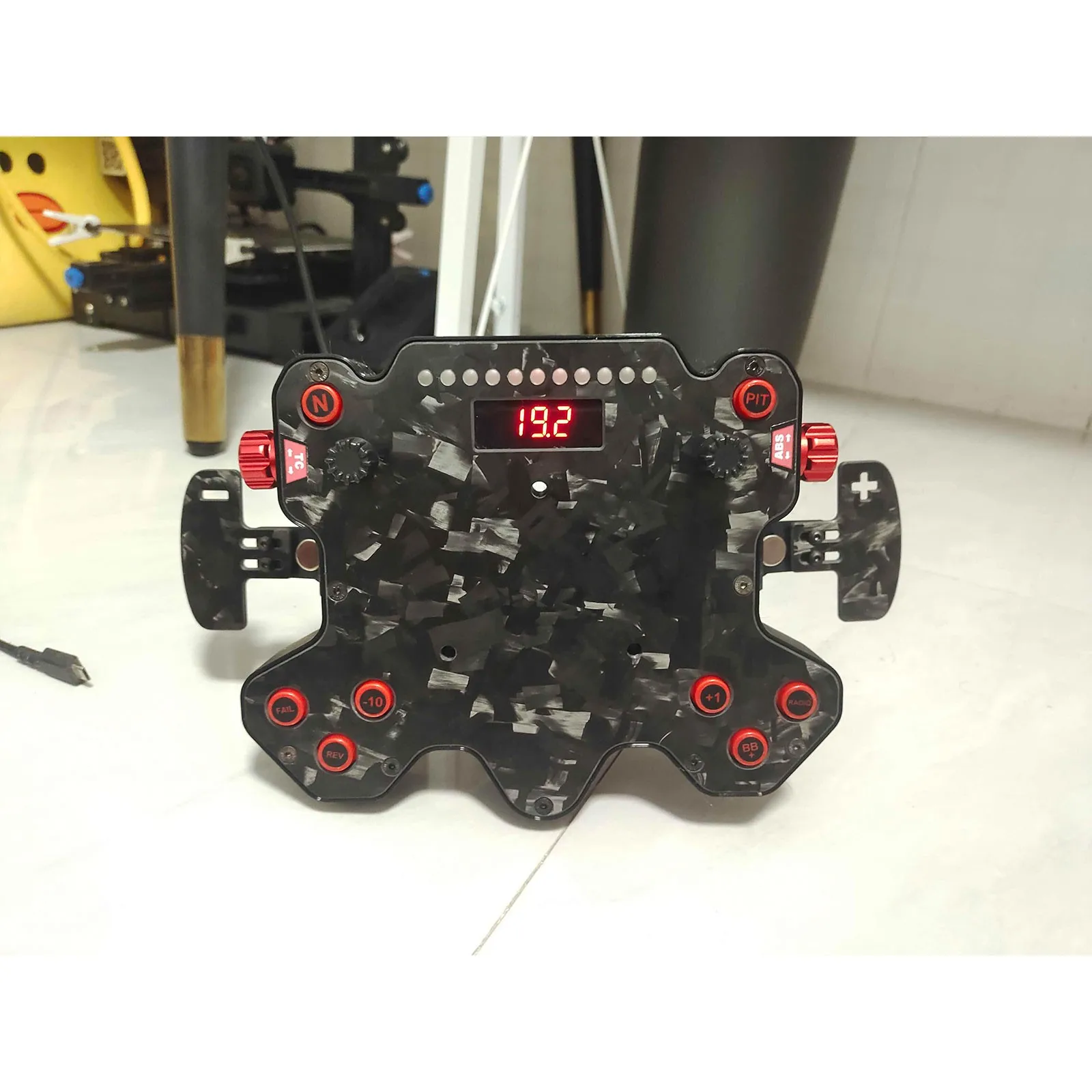 Кованая ступица керма Simplayer из углеродного волокна QUFEI H1 Pro, ступица гоночного руля Sim Racing Hub для сим-гоночных игр
Кованая ступица керма Simplayer из углеродного волокна QUFEI H1 Pro, ступица гоночного руля Sim Racing Hub для сим-гоночных игр