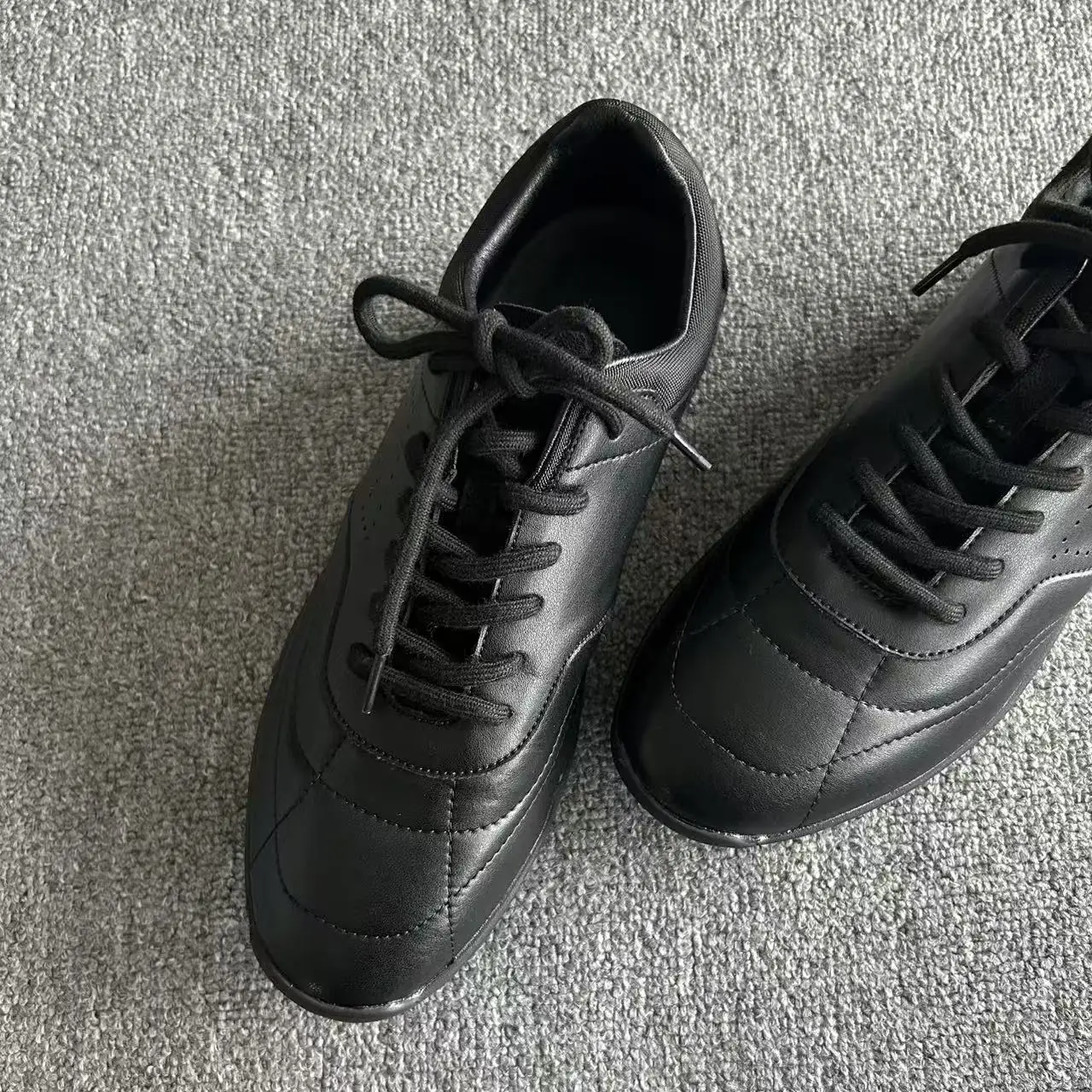Flat Bottom Casual Running Shoes round Toe Men's Outdoor Walking Shoes Commuter Style Lace-Up Leather Shoes Black Color
Flat Bottom Casual Running Shoes round Toe Men's Outdoor Walking Shoes Commuter Style Lace-Up Leather Shoes Black Color