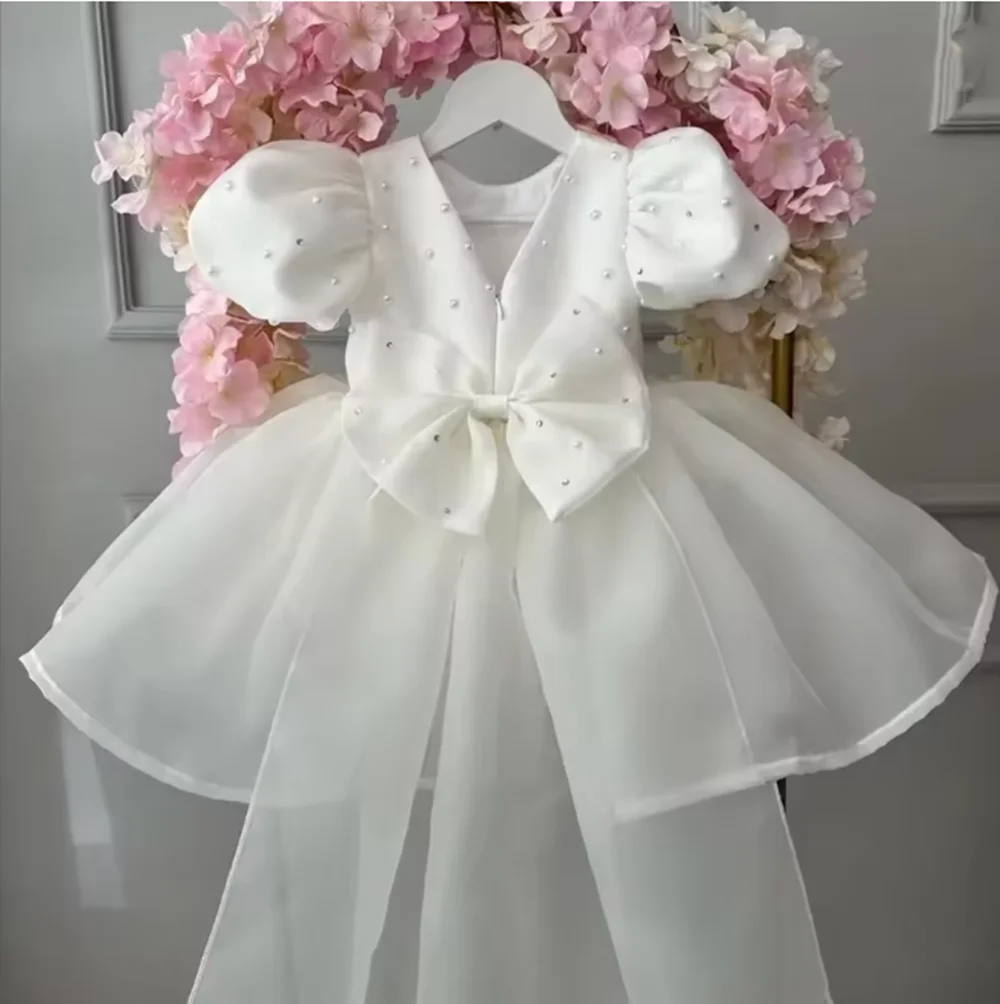 Fluffy White Pearls Flower Girl Dresses for Weddings Short Satin Birthday Party Holy Communion Dress Bow Pageant Ball Gown
Fluffy White Pearls Flower Girl Dresses for Weddings Short Satin Birthday Party Holy Communion Dress Bow Pageant Ball Gown