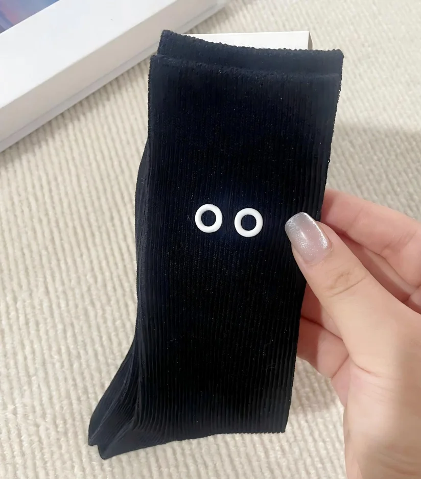Mid-length black and white solid-color outer socks that go well with any outfit. Breathable and odor-resistant sports socks
Mid-length black and white solid-color outer socks that go well with any outfit. Breathable and odor-resistant sports socks