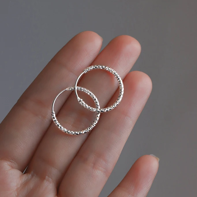 Real 925 Sterling Silver Shiny Geometric Minimalist Hoop Earrings for Fashion Women Fine Jewelry Light Luxury Accessories
Real 925 Sterling Silver Shiny Geometric Minimalist Hoop Earrings for Fashion Women Fine Jewelry Light Luxury Accessories