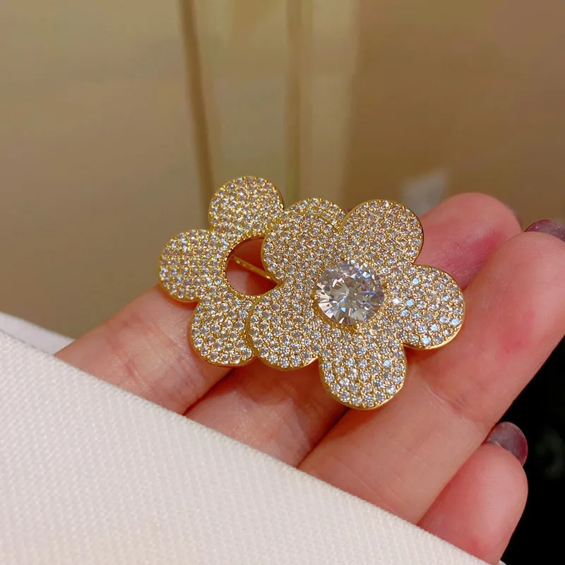 CC Romantic Brooch Small Flower Suit Pins Full of Zirconia Korea Style Scarf Clasp Gold Color Shining Jewelry Corsage Gifts B108
CC Romantic Brooch Small Flower Suit Pins Full of Zirconia Korea Style Scarf Clasp Gold Color Shining Jewelry Corsage Gifts B108