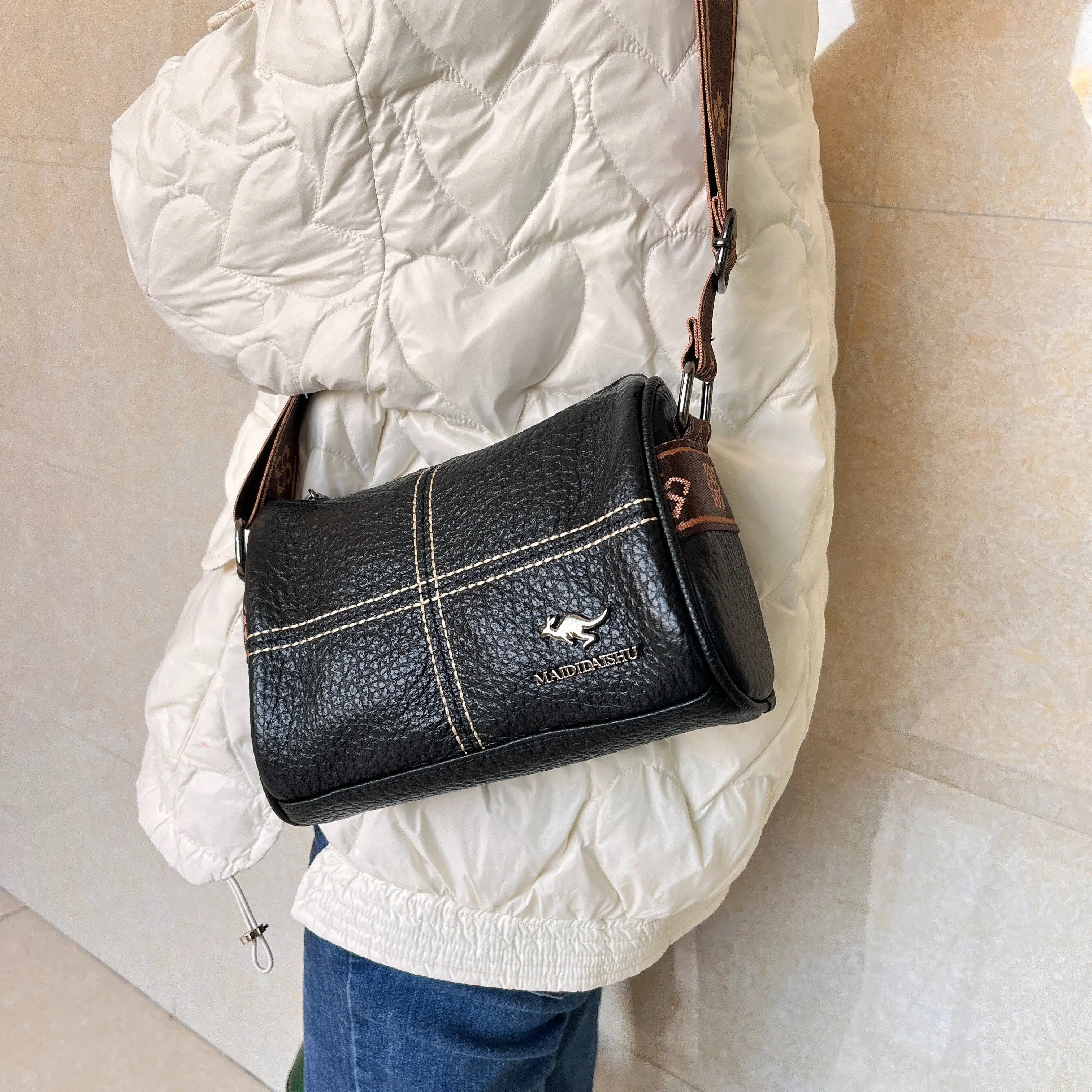 Women's Cowhide Shoulder Bag Casual Splicing Genuine Leather Cross-body Bag Wide Shoulder Strap Embroidery Cylinder Bag
Women's Cowhide Shoulder Bag Casual Splicing Genuine Leather Cross-body Bag Wide Shoulder Strap Embroidery Cylinder Bag