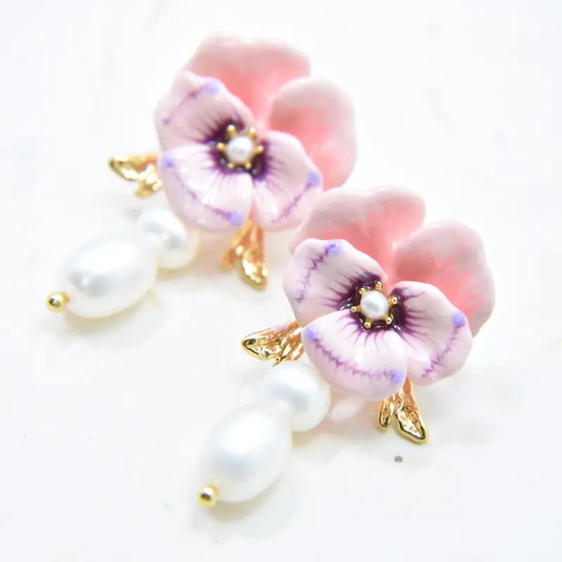 Handmade enamel by French designer, pansy, freshwater pearls, pink flowers, gentle earrings earrings
Handmade enamel by French designer, pansy, freshwater pearls, pink flowers, gentle earrings earrings