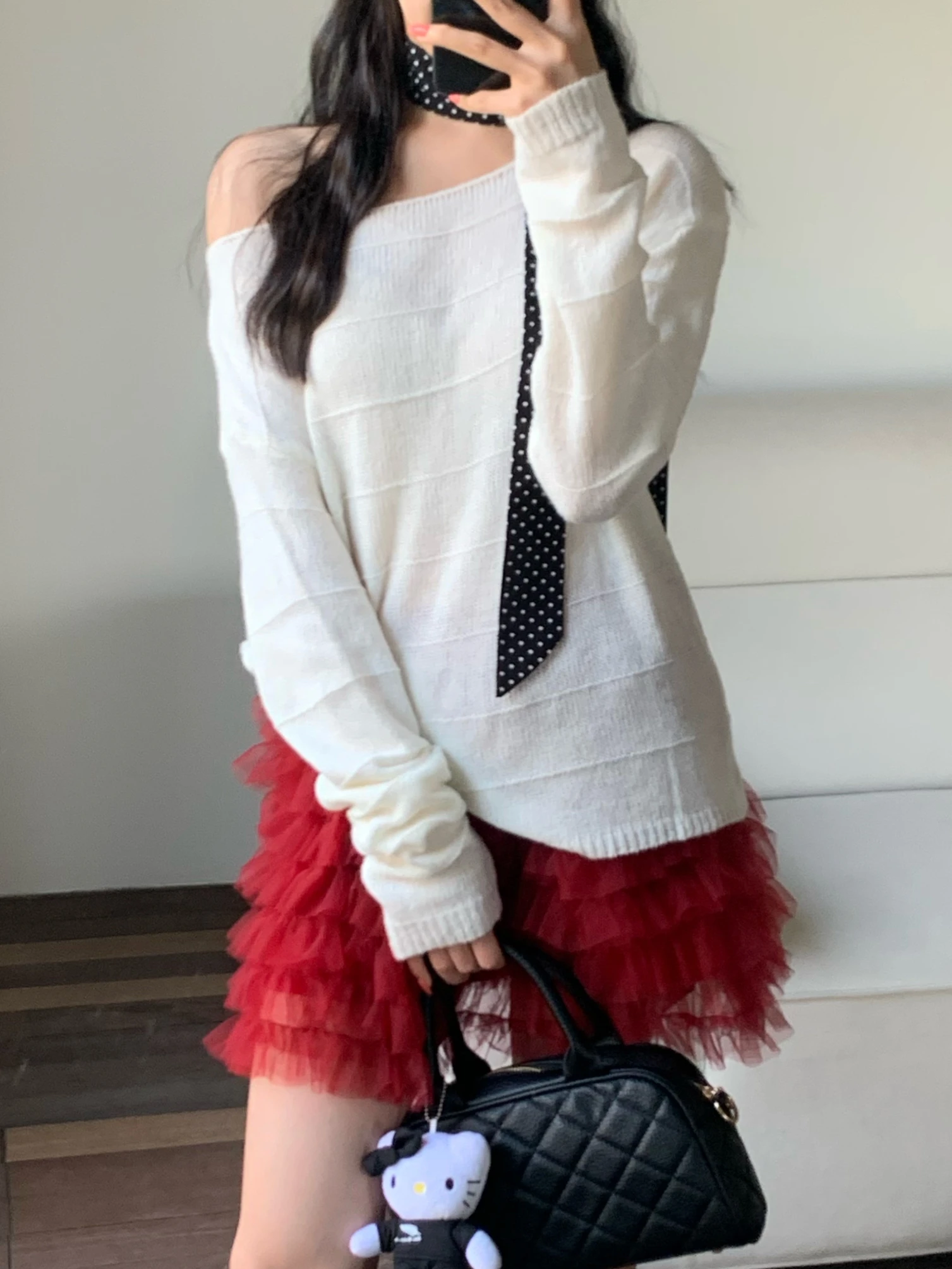 DOMX Spring 2026 Women's Loose Knitted Long Sleeve Base Shirt Korean Style Slant Shoulder Lazy Style Top Slimming Effect
DOMX Spring 2026 Women's Loose Knitted Long Sleeve Base Shirt Korean Style Slant Shoulder Lazy Style Top Slimming Effect