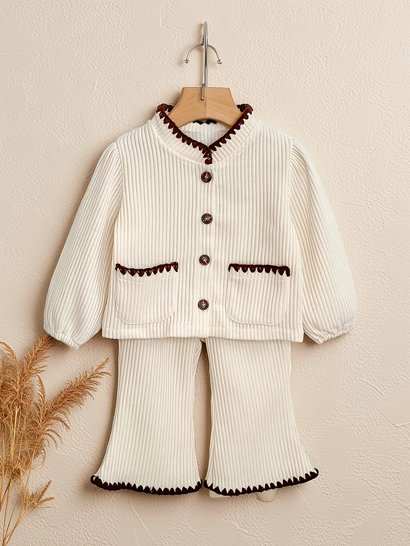 Autumn new baby clothes for 0-3 years old, baby suit for girls, corduroy long-sleeved coat + bell bottoms
Autumn new baby clothes for 0-3 years old, baby suit for girls, corduroy long-sleeved coat + bell bottoms