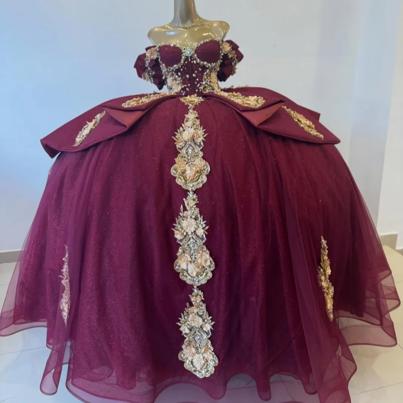 Burgundy Quinceanera Dress off-shoulder Sequins Crystal 3D Flower Decal Long tail Bow vestidos de 15 Quinceanera Customize
Burgundy Quinceanera Dress off-shoulder Sequins Crystal 3D Flower Decal Long tail Bow vestidos de 15 Quinceanera Customize
