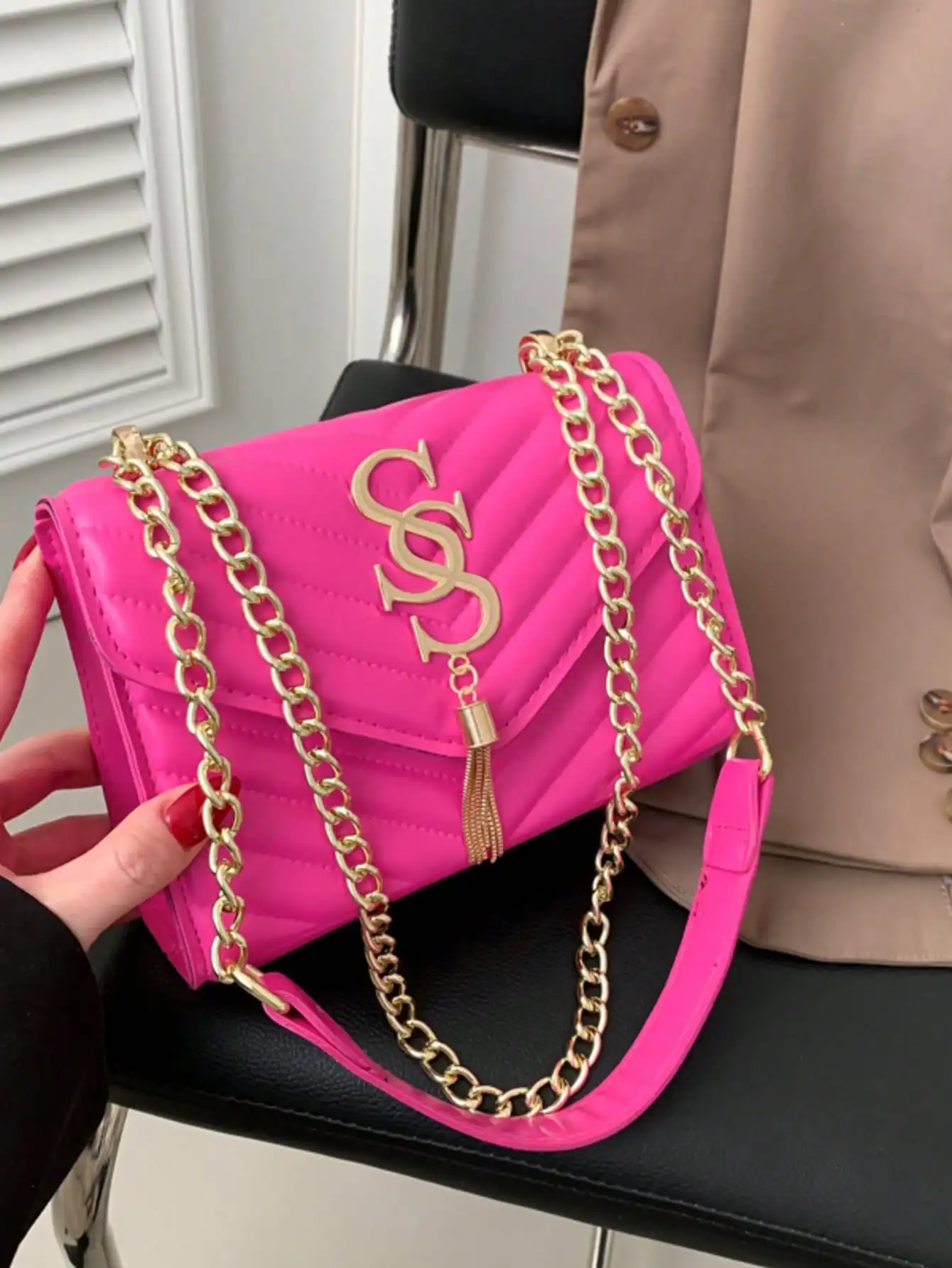 Ярко-розовая стеганая сумка-кроссбоди на цепочке с золотой застежкой с логотипом
Ярко-розовая стеганая сумка-кроссбоди на цепочке с золотой застежкой с логотипом