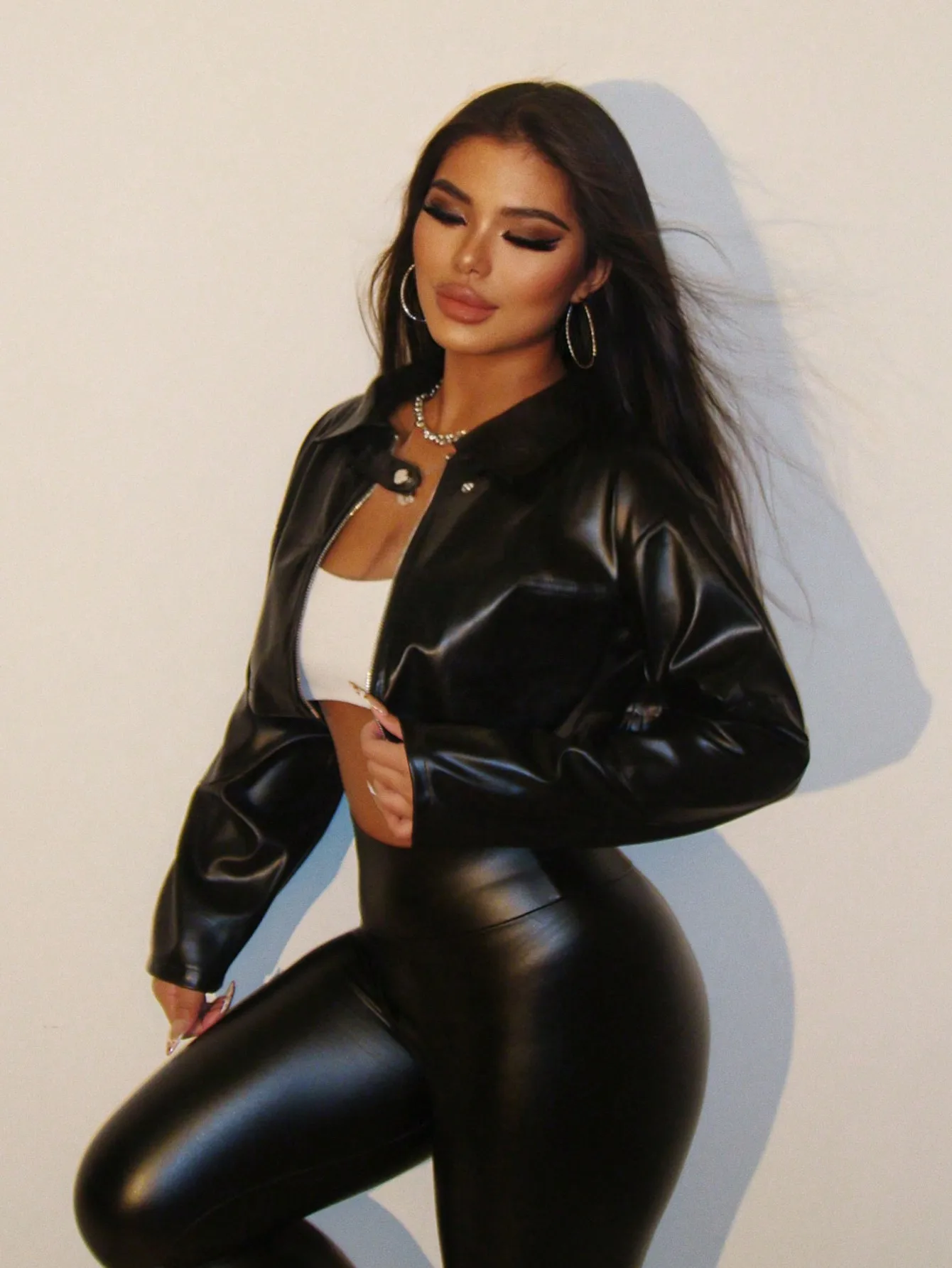 Женская черная короткая куртка-бомбер из искусственной кожи с застежкой-молнией спереди, сексуальный крой для ночного выхода или уличного стиля
Женская черная короткая куртка-бомбер из искусственной кожи с застежкой-молнией спереди, сексуальный крой для ночного выхода или уличного стиля