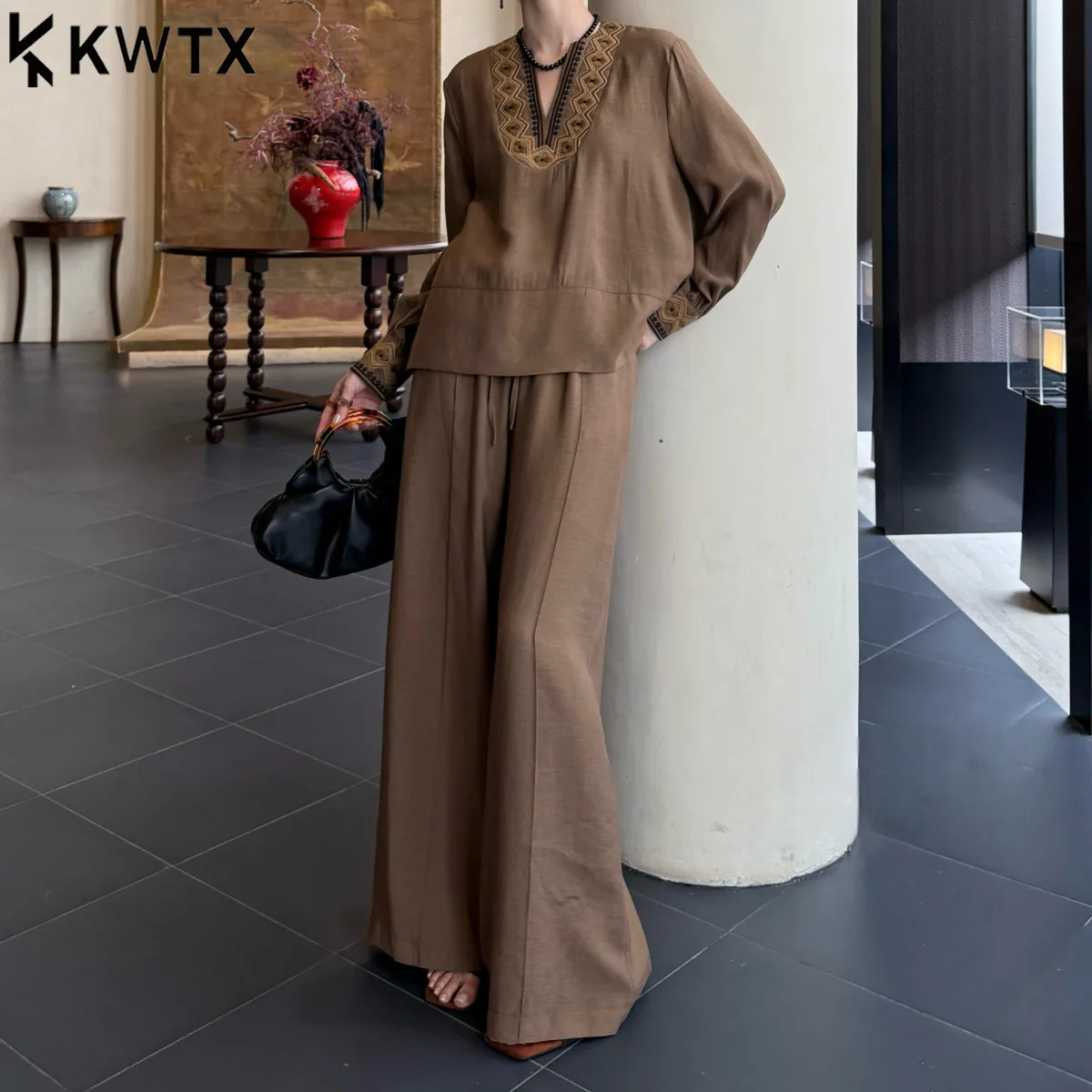 KWTX Женский комплект из 2 предметов Брюки с V-образным вырезом и вышивкой Блузка с завязкой на талии Широкая повседневная роскошная шикарная элегантная расслабленная утягивающая блузка SS2025
KWTX Женский комплект из 2 предметов Брюки с V-образным вырезом и вышивкой Блузка с завязкой на талии Широкая повседневная роскошная шикарная элегантная расслабленная утягивающая блузка SS2025