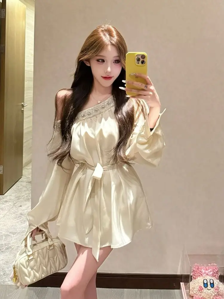 Set Women 2 Pieces Summer High-end Advanced Elegant Style Temperature Slanted Shoulder Satin Waist-hugging Slimming Top + Shorts
Set Women 2 Pieces Summer High-end Advanced Elegant Style Temperature Slanted Shoulder Satin Waist-hugging Slimming Top + Shorts