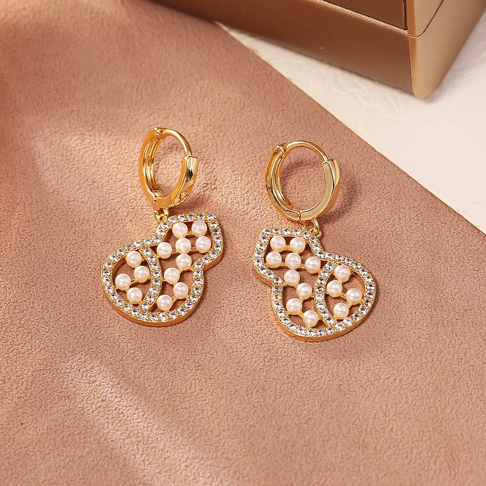 Fashionable and exquisite hollow pearl gourd zircon earrings high-end millet bead earrings niche design temperament earrings
Fashionable and exquisite hollow pearl gourd zircon earrings high-end millet bead earrings niche design temperament earrings