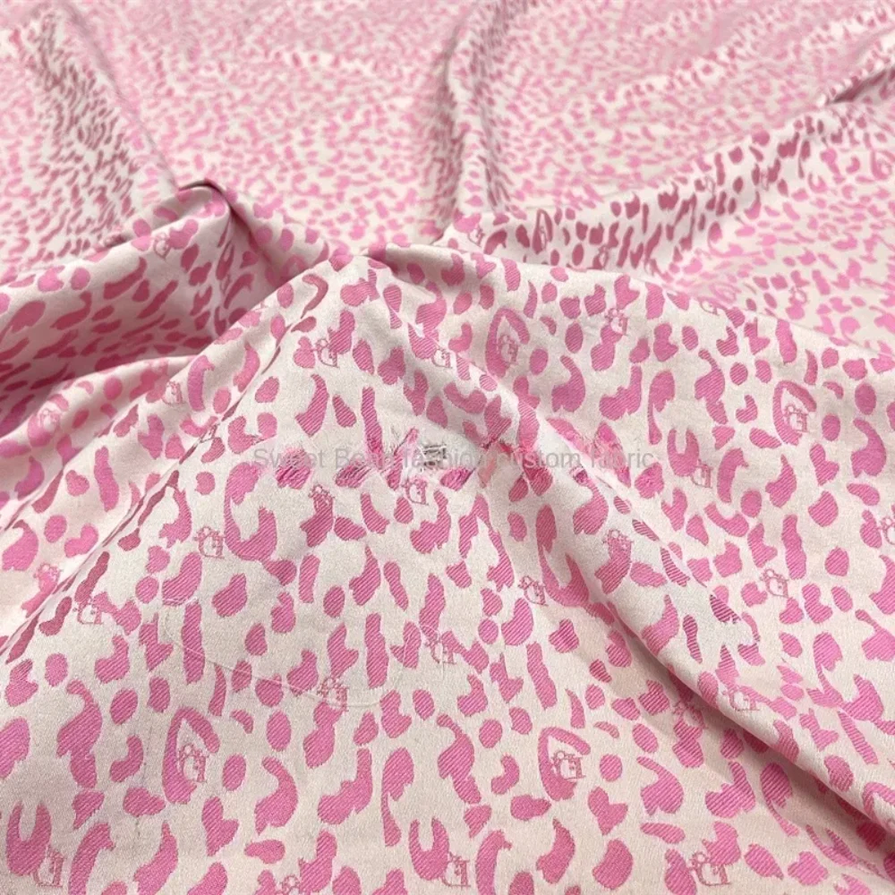 Woven Pink Jacquard Brocade Fabric for DIY Apparel Sewing Windbreaker Jacket Fashion Cloth Fabrics Polyester Cotton Material
Woven Pink Jacquard Brocade Fabric for DIY Apparel Sewing Windbreaker Jacket Fashion Cloth Fabrics Polyester Cotton Material