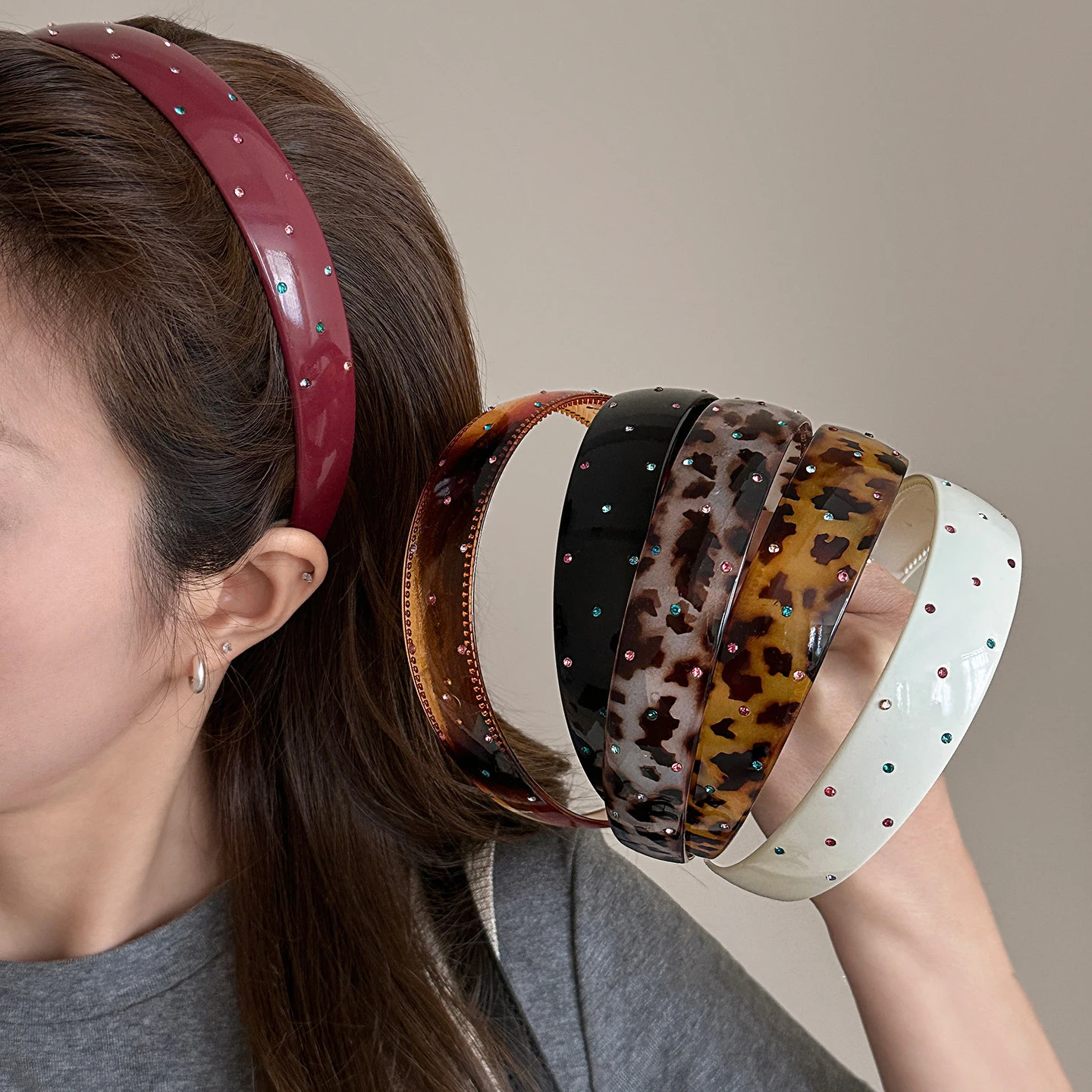 Retro minimalist wide headband for women, suitable for everyday use and face washing.
Retro minimalist wide headband for women, suitable for everyday use and face washing.