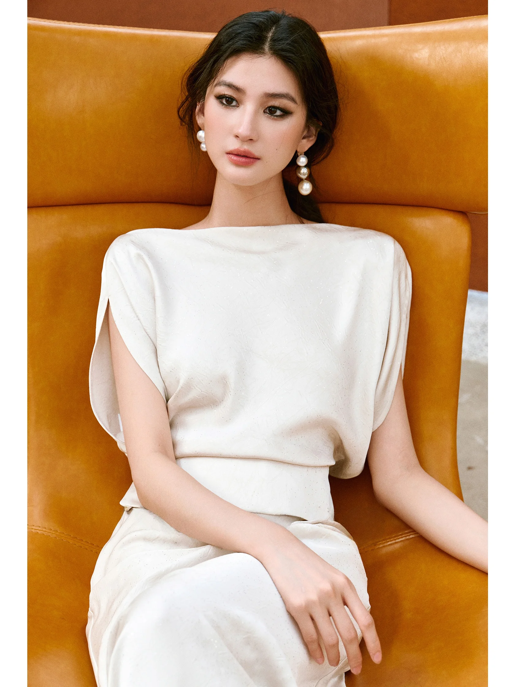 WANGXO Star Point Silver Grab Pleated Double-Sided Satin Luxury Silent Style One-Shoulder Top And Asymmetrical Fish-Tail Skir...
WANGXO Star Point Silver Grab Pleated Double-Sided Satin Luxury Silent Style One-Shoulder Top And Asymmetrical Fish-Tail Skir...