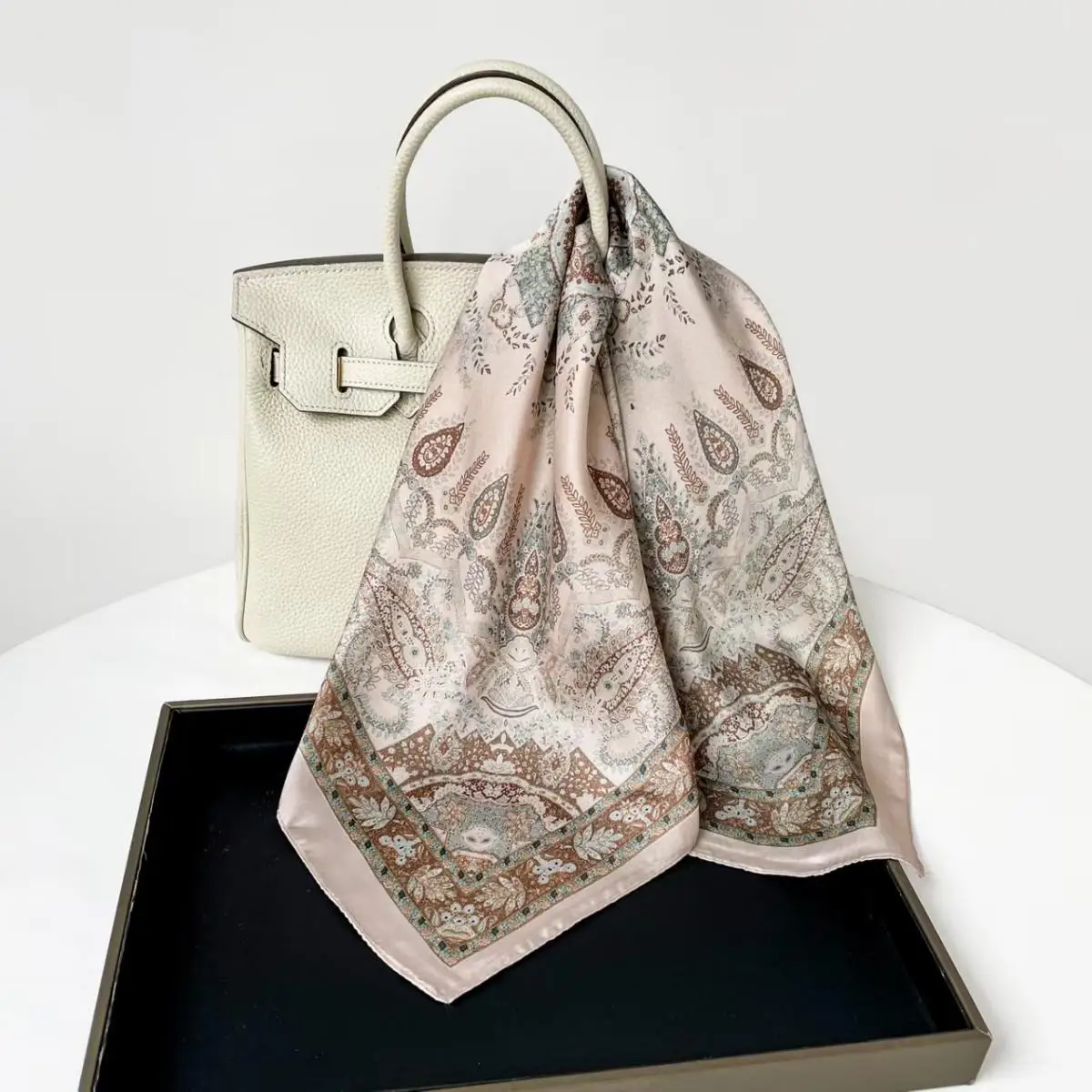Vintage Paisley Scarf Lightweight Silk Like for Modern Ladies Office Travel Neck Hair Bandana Bag Accessory Trendy Women Scarf
Vintage Paisley Scarf Lightweight Silk Like for Modern Ladies Office Travel Neck Hair Bandana Bag Accessory Trendy Women Scarf