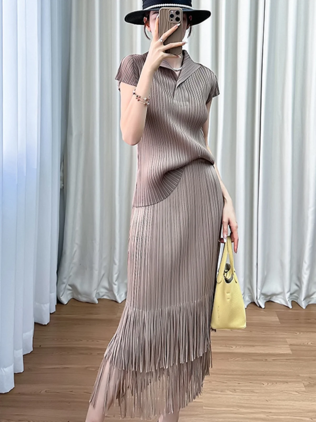 Summer Trendy Color Anti-Aging Loose Collar Short Sleeve Pleated T-Shirt Women's Inner Wear Top Straight Tube Silken
Summer Trendy Color Anti-Aging Loose Collar Short Sleeve Pleated T-Shirt Women's Inner Wear Top Straight Tube Silken