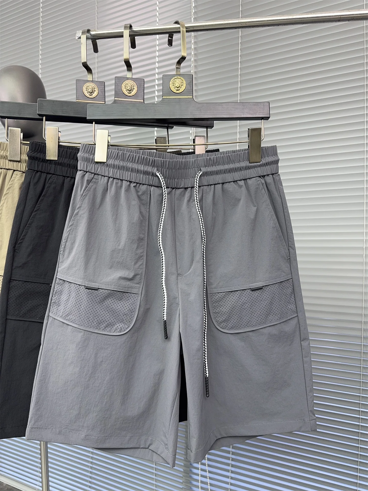 Удобные дышащие мужские прямые брюки для ног Qui Dry, повседневные свободные брюки длиной пять четвертей с дырочками
Удобные дышащие мужские прямые брюки для ног Qui Dry, повседневные свободные брюки длиной пять четвертей с дырочками