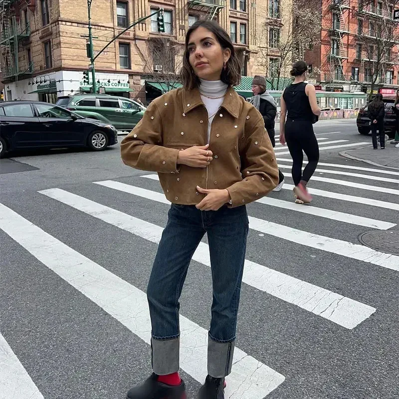 Модный замшевый блейзер с декоративными заклепками – универсальный укороченный жакет для женщин, весенне-осенняя мода
Модный замшевый блейзер с декоративными заклепками – универсальный укороченный жакет для женщин, весенне-осенняя мода