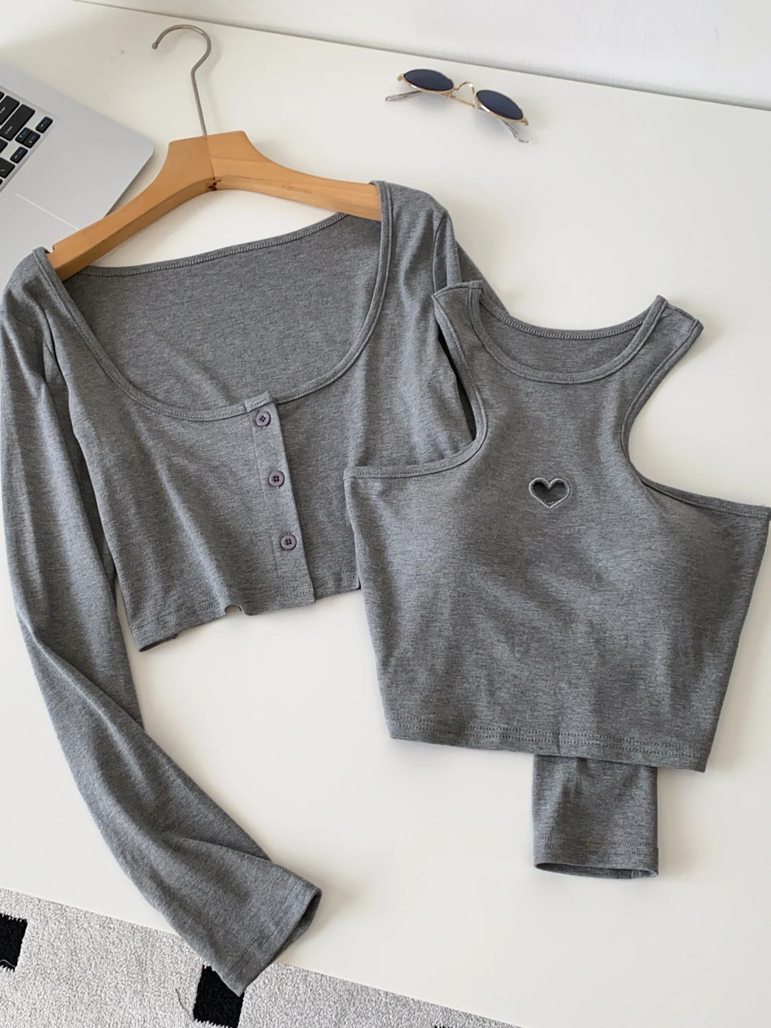 Женский комплект из двух предметов Pure Desire, ажурный жилет с открытыми плечами, длинный открытый кардиган-футболка свека, осенняя мода...
Женский комплект из двух предметов Pure Desire, ажурный жилет с открытыми плечами, длинный открытый кардиган-футболка свека, осенняя мода...