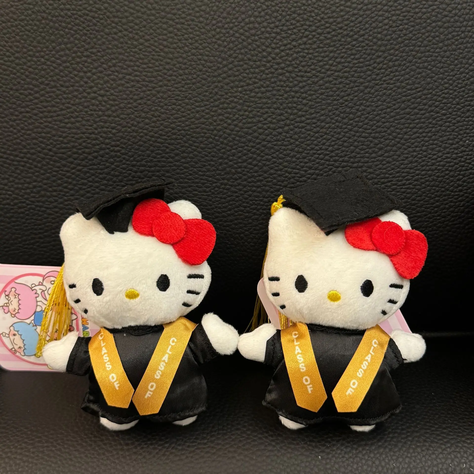 Плюшевый брелок Hello Kitty в мантии выпускника, плюшевая кукла-подвеска в мантии и шапочке выпускника, милый плюшевый кулон для сумки/рюкзака, подарок для выпускников
Плюшевый брелок Hello Kitty в мантии выпускника, плюшевая кукла-подвеска в мантии и шапочке выпускника, милый плюшевый кулон для сумки/рюкзака, подарок для выпускников