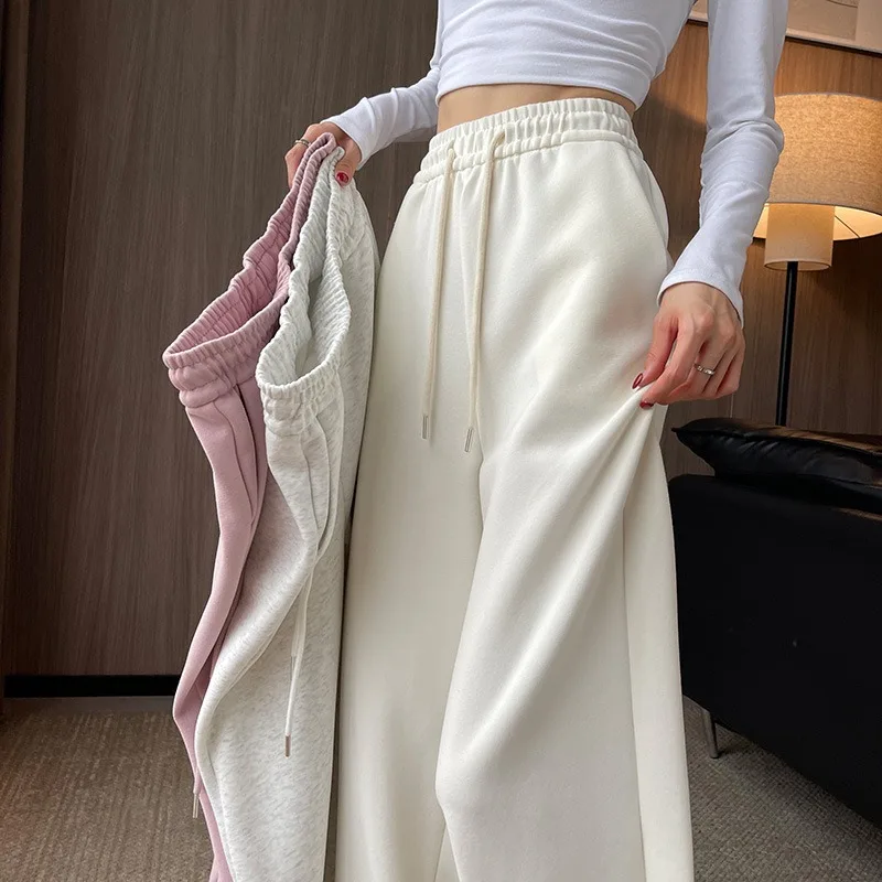 Женские весенне-осенние повседневные прямые брюки с высокой талией, свободные широкие брюки, универсальные утягивающие драпированные зимние спортивные штаны длиной до пола
Женские весенне-осенние повседневные прямые брюки с высокой талией, свободные широкие брюки, универсальные утягивающие драпированные зимние спортивные штаны длиной до пола