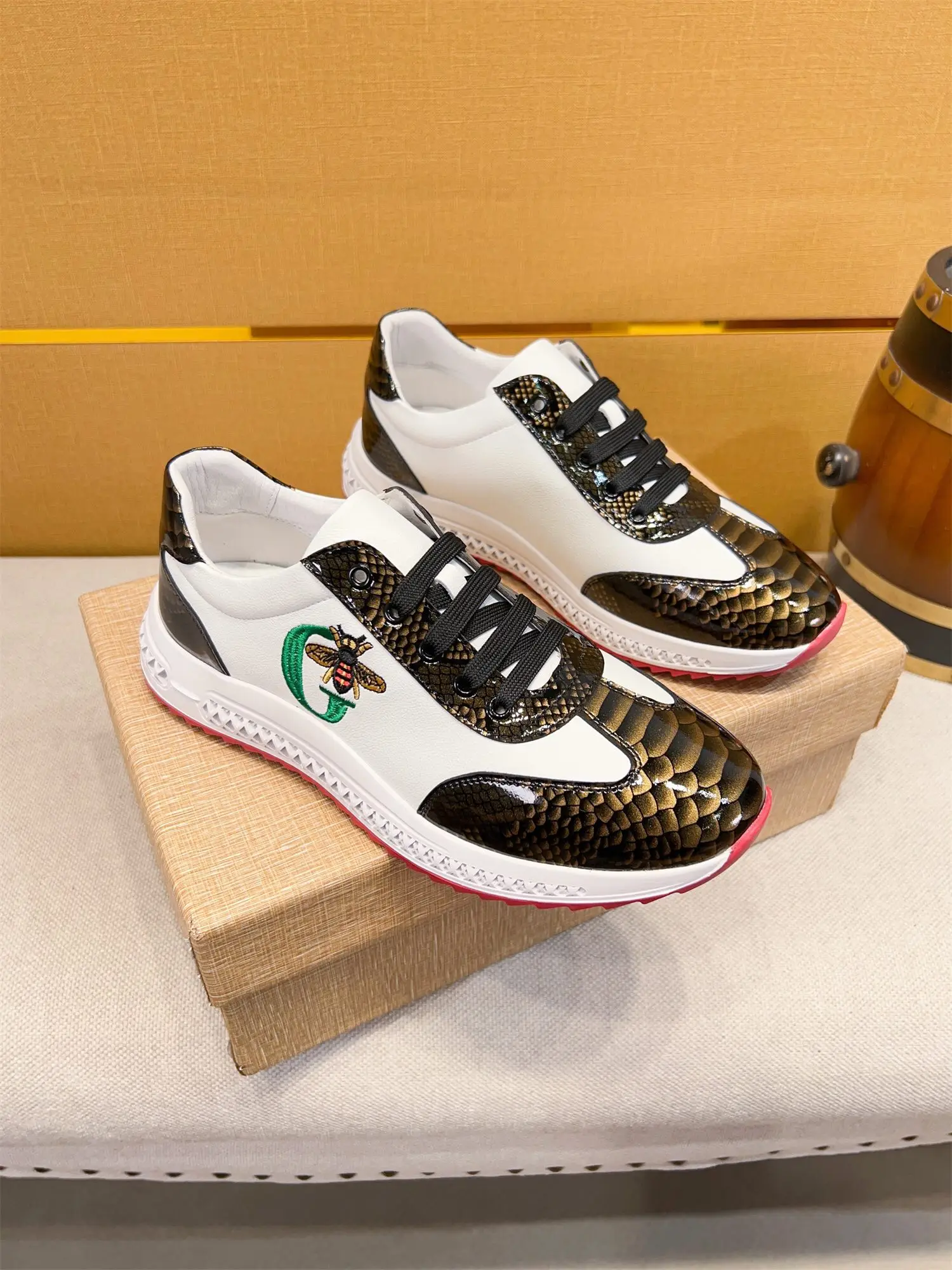New Classic High quality Men's Top Genuine leather Sports shoes Luxury fashion jogging sneaker Running shoes
New Classic High quality Men's Top Genuine leather Sports shoes Luxury fashion jogging sneaker Running shoes