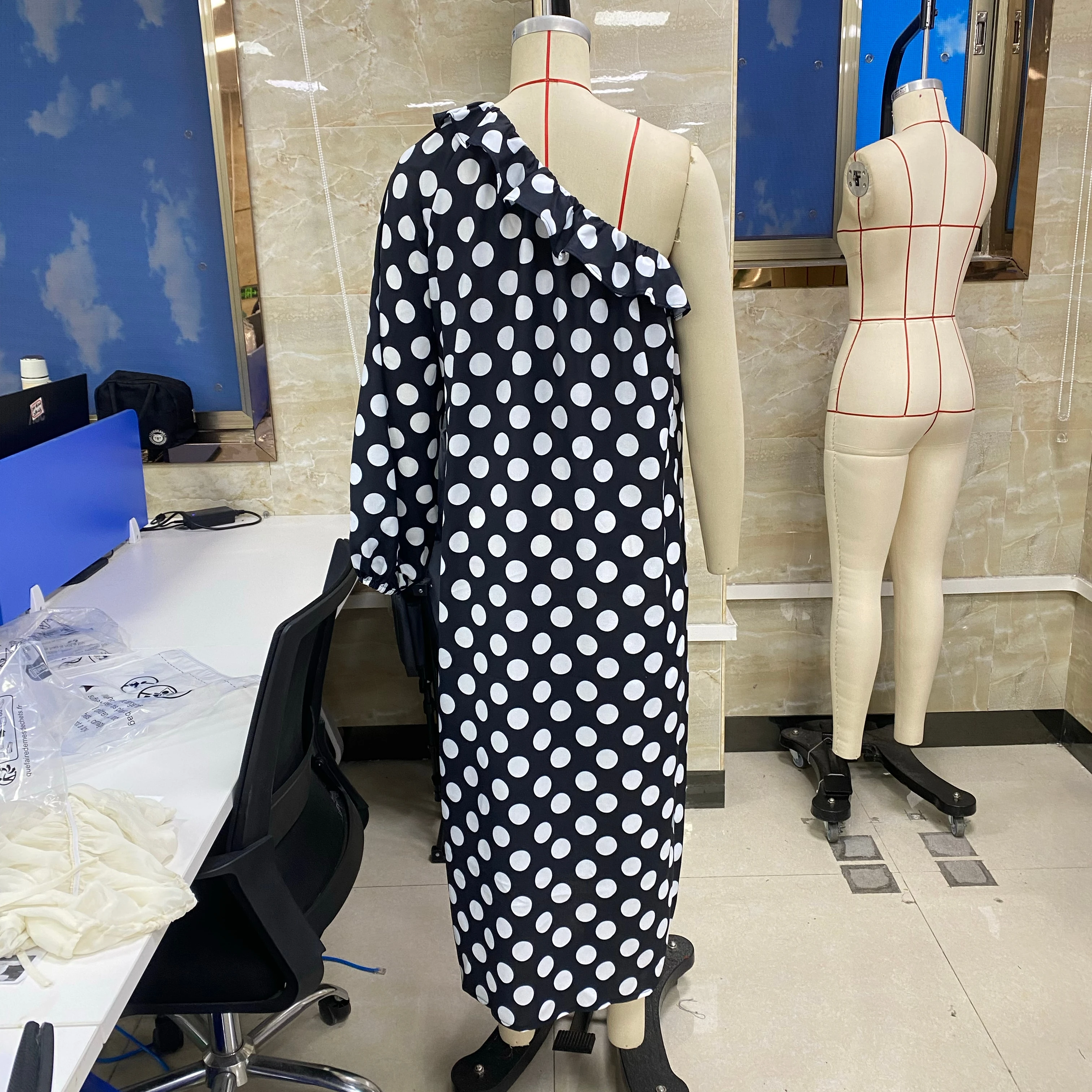 New Women's Long Nightdress Fashionable Loose Fit Dot Print Long Sleeve Off Shoulder Ruffled Lounge Dress
New Women's Long Nightdress Fashionable Loose Fit Dot Print Long Sleeve Off Shoulder Ruffled Lounge Dress