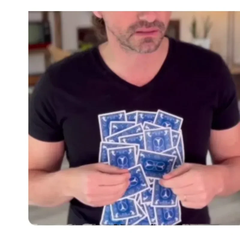 Трюк с принтом Flip N от JOTA I Magic Tricks Иллюзии крупным планом Magie Professionnelle Magia Street Magician Барная сцена
Трюк с принтом Flip N от JOTA I Magic Tricks Иллюзии крупным планом Magie Professionnelle Magia Street Magician Барная сцена