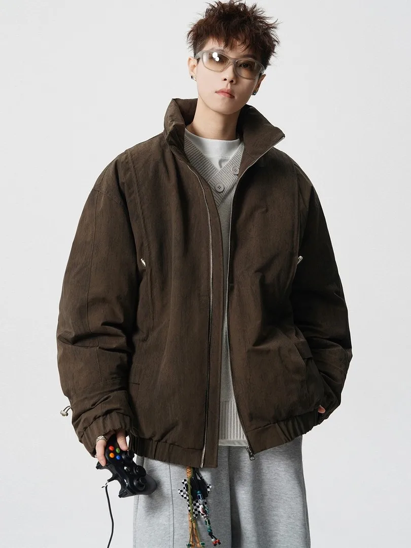 Утепленная куртка с воротником-стойкой для мужчин и молодежи, теплая, ветрозащитная, зимняя, модная верхняя одежда из полиэфирного волокна, белая.
Утепленная куртка с воротником-стойкой для мужчин и молодежи, теплая, ветрозащитная, зимняя, модная верхняя одежда из полиэфирного волокна, белая.