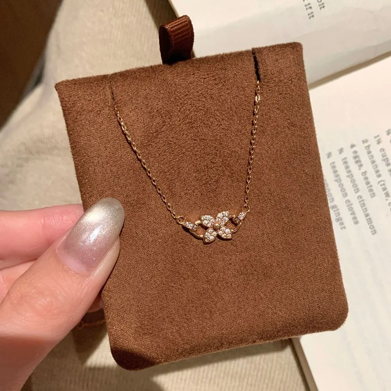 Diamond-studded four-leaf clover necklace for women; dainty Korean-style versatile accessory
Diamond-studded four-leaf clover necklace for women; dainty Korean-style versatile accessory
