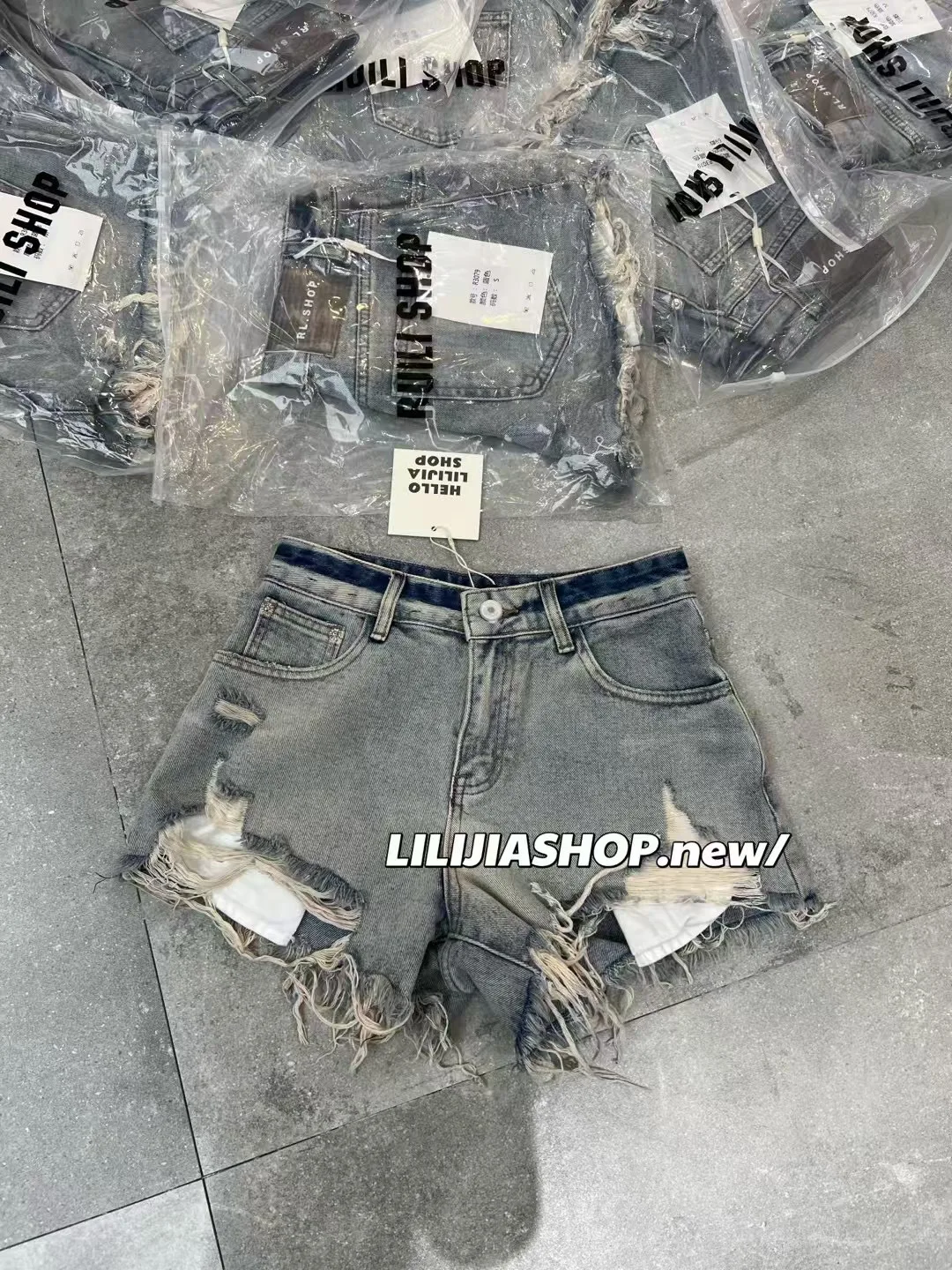 Женские джинсовые шорты с высокой талией и рваным краем, новинка лета 2025, модель А-силуэта, с необработанным краем, для повседневной носки
Женские джинсовые шорты с высокой талией и рваным краем, новинка лета 2025, модель А-силуэта, с необработанным краем, для повседневной носки