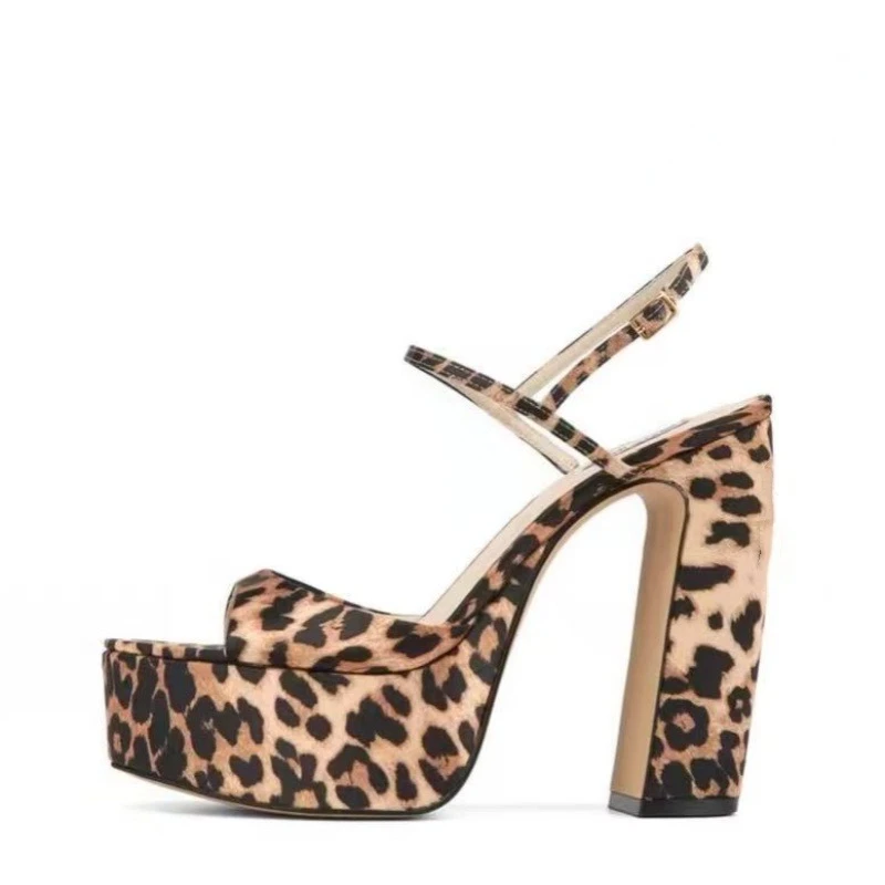 2025 г. Европейские и американские женские летние босоножки на грубом высоком каблуке с толстой подошвой, модные сандалии для показа, женские красные свадебные туфли
2025 г. Европейские и американские женские летние босоножки на грубом высоком каблуке с толстой подошвой, модные сандалии для показа, женские красные свадебные туфли