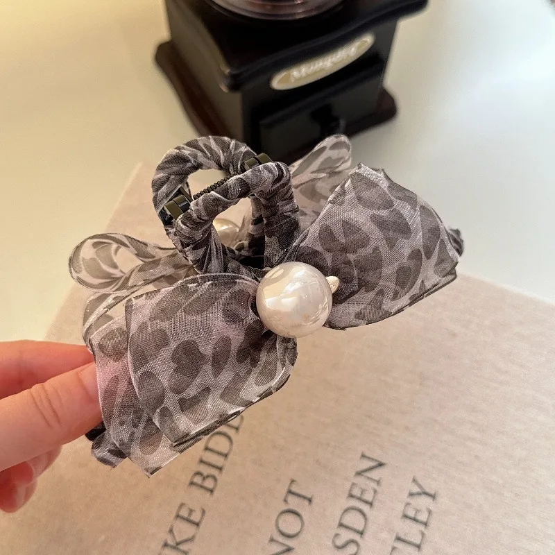 Korean-Style Fashionable Retro Leopard Print Net Bow Pearl Hairpin - Elegant Oversized Hair Clip for Women
Korean-Style Fashionable Retro Leopard Print Net Bow Pearl Hairpin - Elegant Oversized Hair Clip for Women