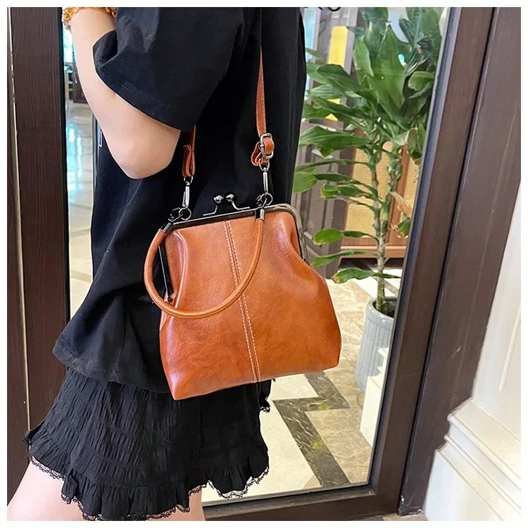Vintage British high-texture handbag 2025 new women's bag fashion commuter shoulder bag clip dinner messenger bag
Vintage British high-texture handbag 2025 new women's bag fashion commuter shoulder bag clip dinner messenger bag