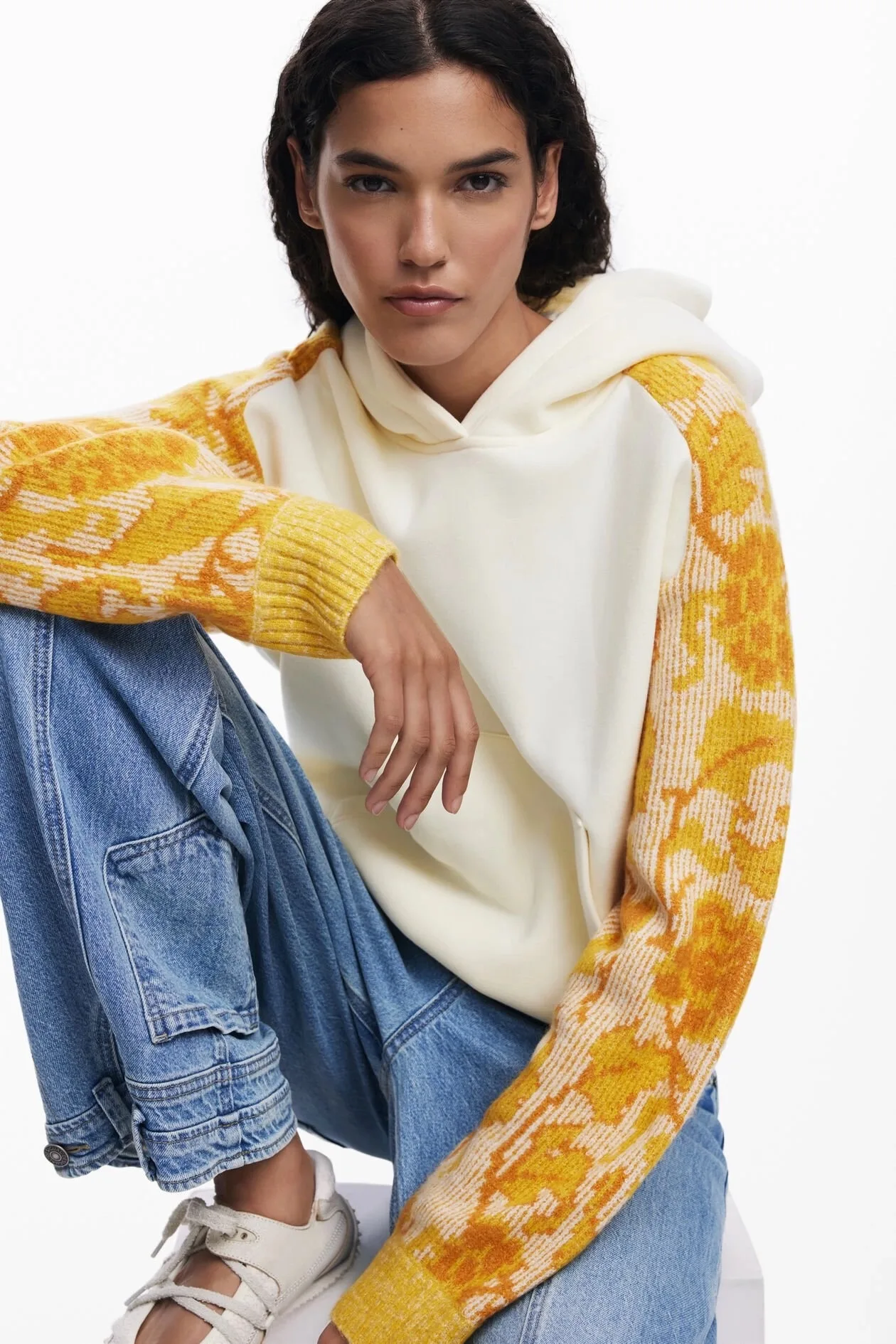 Оригинальная толстовка с капюшоном из Испании, с вязаными рукавами и элементами пэчворка, свободного кроя, модная и стильная.
Оригинальная толстовка с капюшоном из Испании, с вязаными рукавами и элементами пэчворка, свободного кроя, модная и стильная.