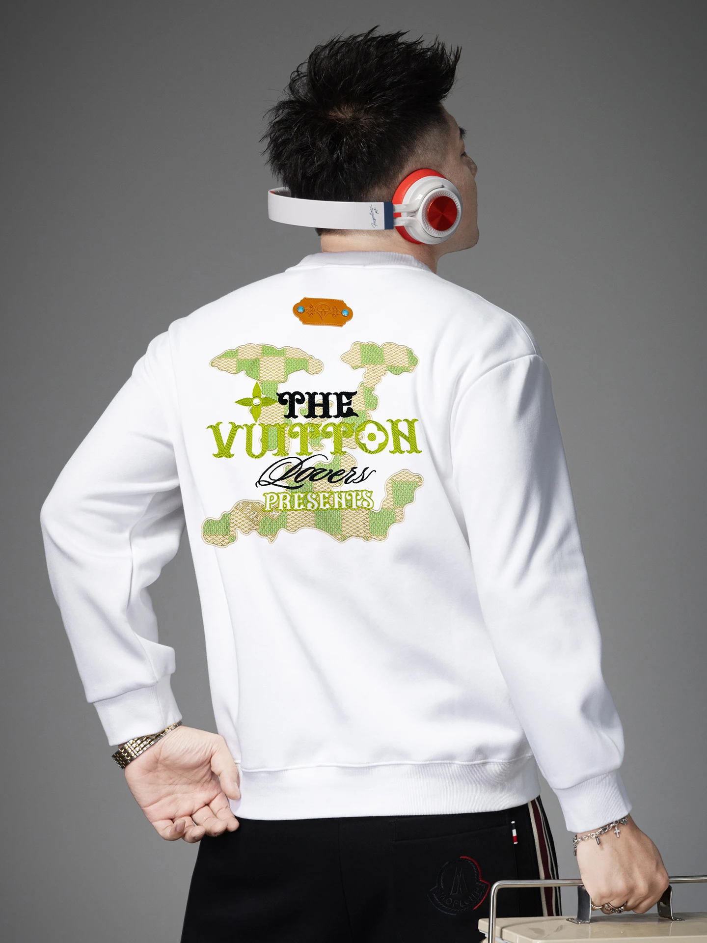 Мужской повседневный свободный свитшот с длинным рукавом и круглым вырезом, с вышивкой, удобный, дышащий, модный, осенне-зимний.
Мужской повседневный свободный свитшот с длинным рукавом и круглым вырезом, с вышивкой, удобный, дышащий, модный, осенне-зимний.