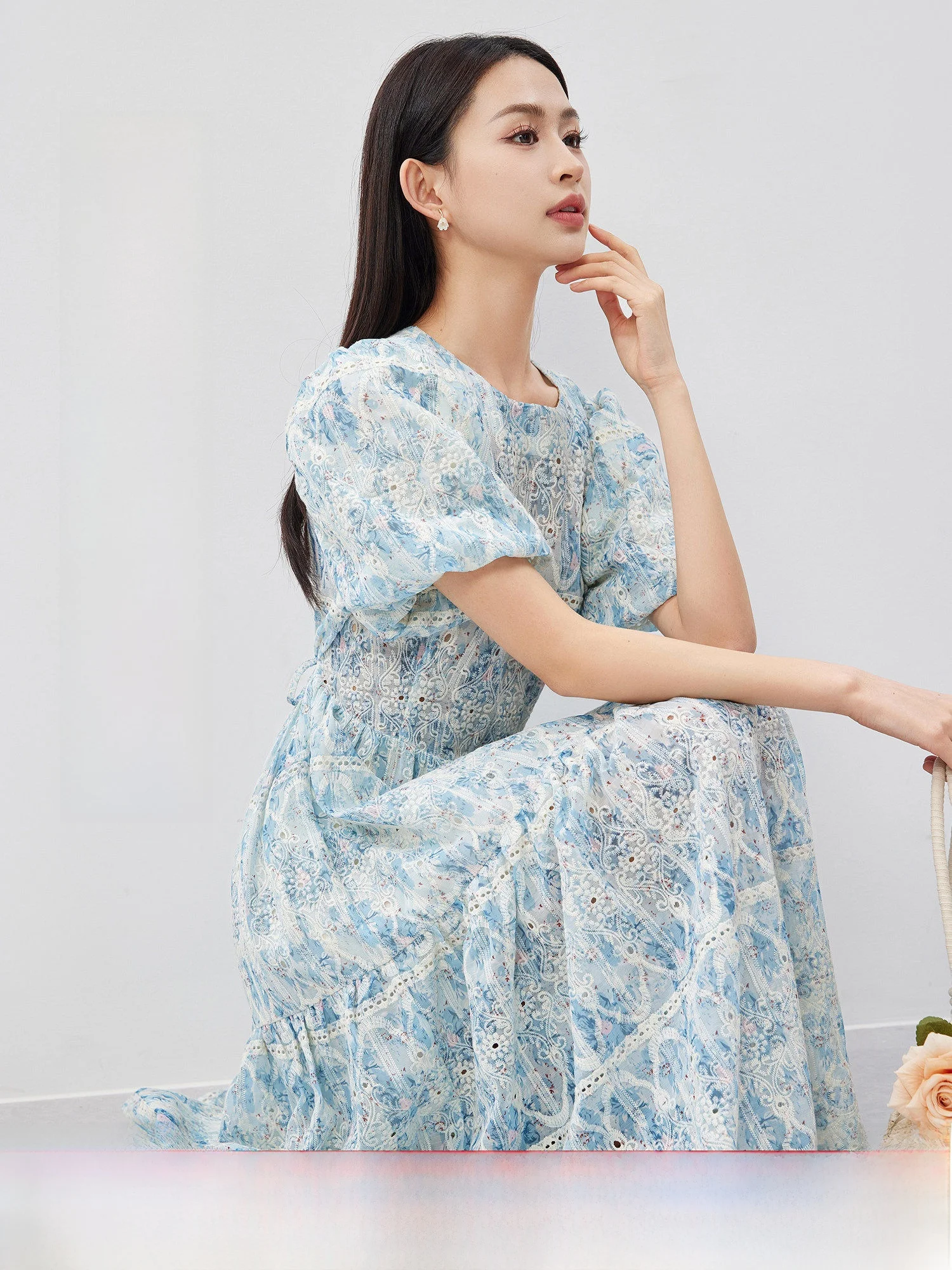 Высококачественная юбка Mijia с вышивкой и цветочным принтом, круглым вырезом, пышными рукавами, высокой талией и многоярусной юбкой-«тортом» для весны и лета
Высококачественная юбка Mijia с вышивкой и цветочным принтом, круглым вырезом, пышными рукавами, высокой талией и многоярусной юбкой-«тортом» для весны и лета